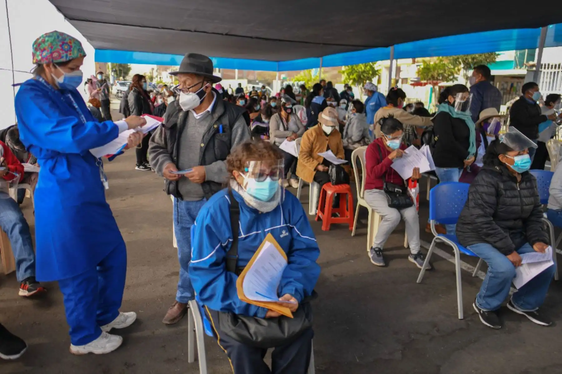Más de 160 mil personas,  mayores de 50 años recibirán su vacuna  en la región Arequipa.
En la lista de beneficiarios también están consideradas mujeres embarazadas mayores de 18 años a partir de la semana 28 de gestación, personas con enfermedades raras, huérfanas, trastornos mentales graves y del neurodesarrollo. 
Foto: Cortesía Diego Ramos