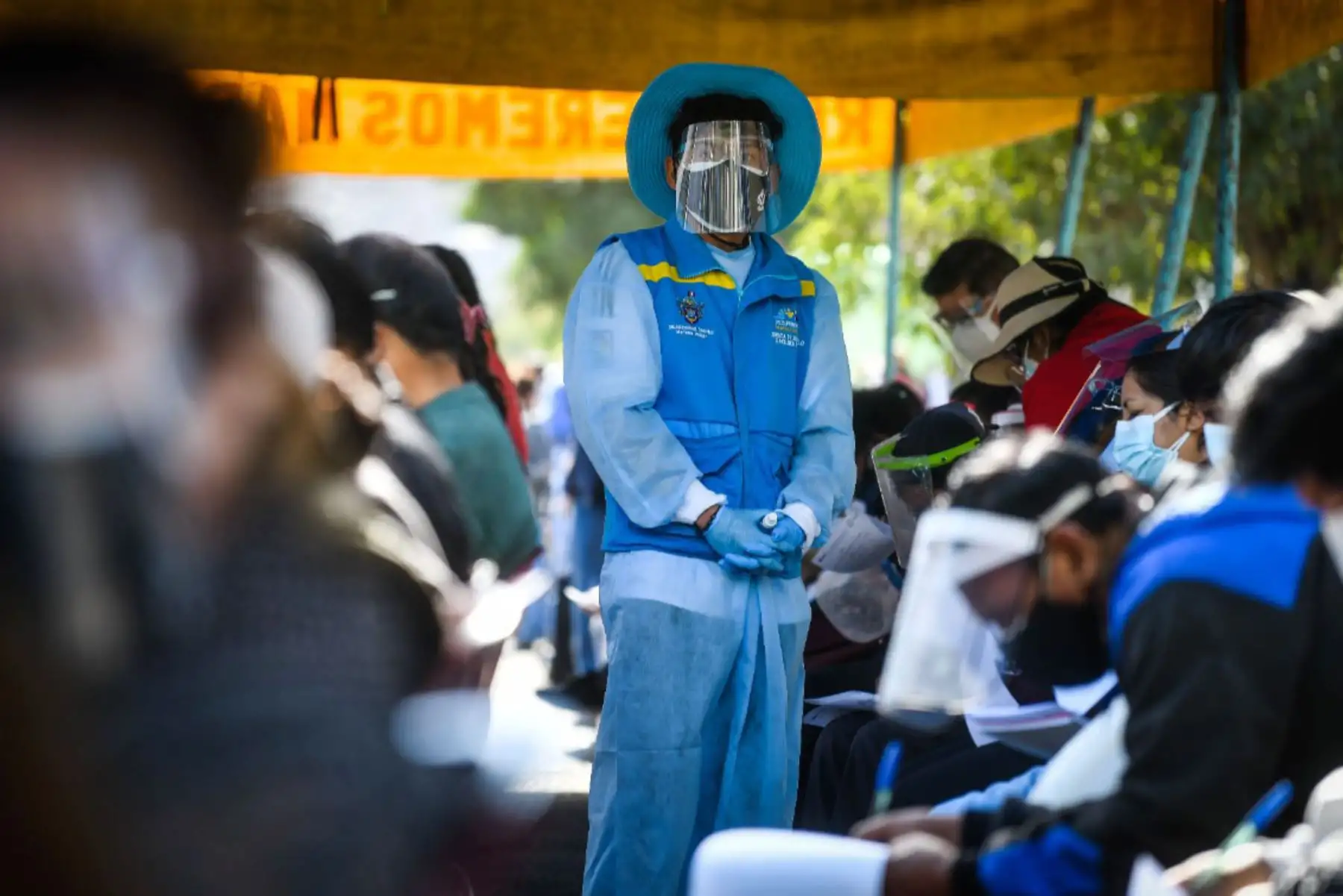 Más de 160 mil personas,  mayores de 50 años recibirán su vacuna  en la región Arequipa.
En la lista de beneficiarios también están consideradas mujeres embarazadas mayores de 18 años a partir de la semana 28 de gestación, personas con enfermedades raras, huérfanas, trastornos mentales graves y del neurodesarrollo. 
Foto: Cortesía Diego Ramos