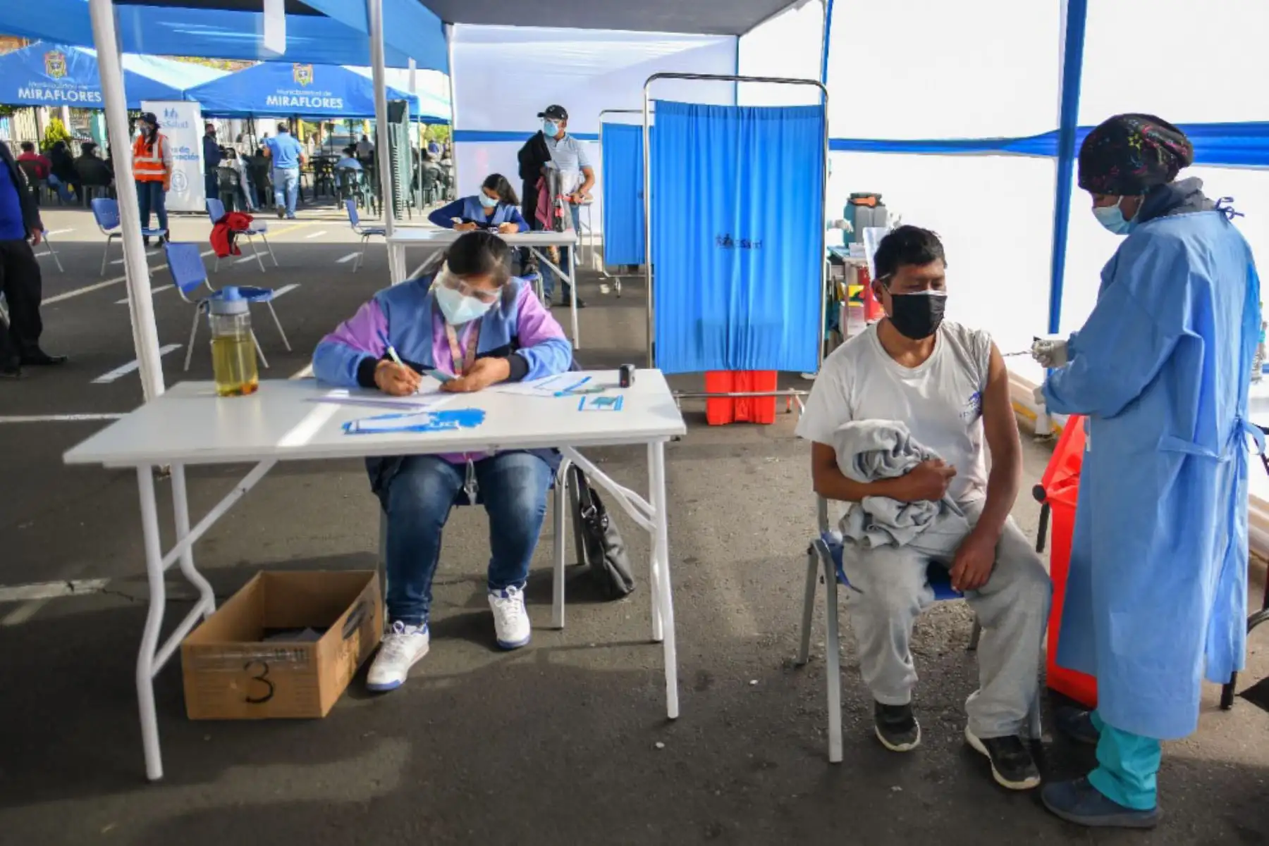 Más de 160 mil personas,  mayores de 50 años recibirán su vacuna  en la región Arequipa.
En la lista de beneficiarios también están consideradas mujeres embarazadas mayores de 18 años a partir de la semana 28 de gestación, personas con enfermedades raras, huérfanas, trastornos mentales graves y del neurodesarrollo. 
Foto: Cortesía Diego Ramos