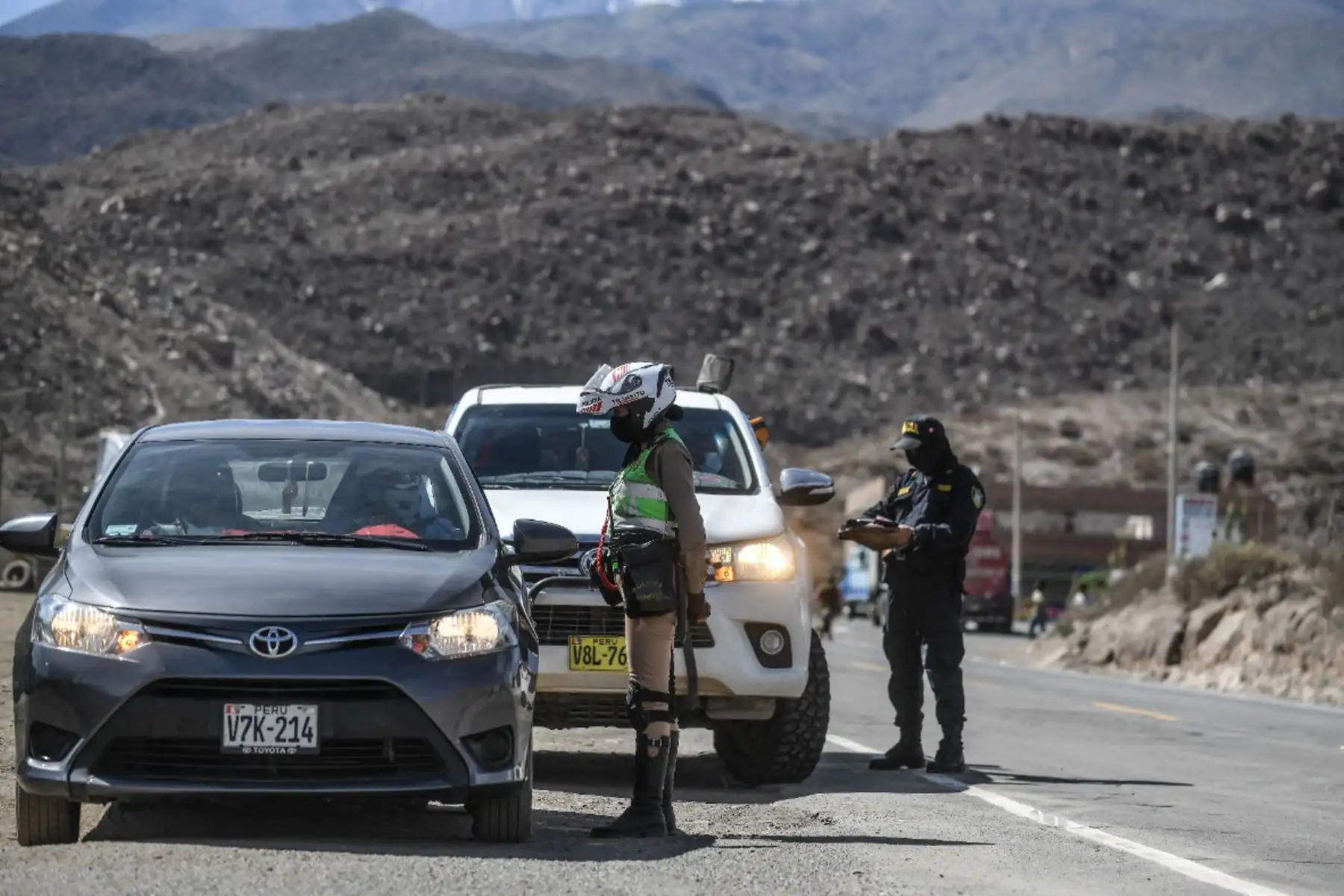 Policía y Sutran controlan ingreso a Arequipa para respetar cerco epidemiológico.
Foto: Cortesía Diego Ramos