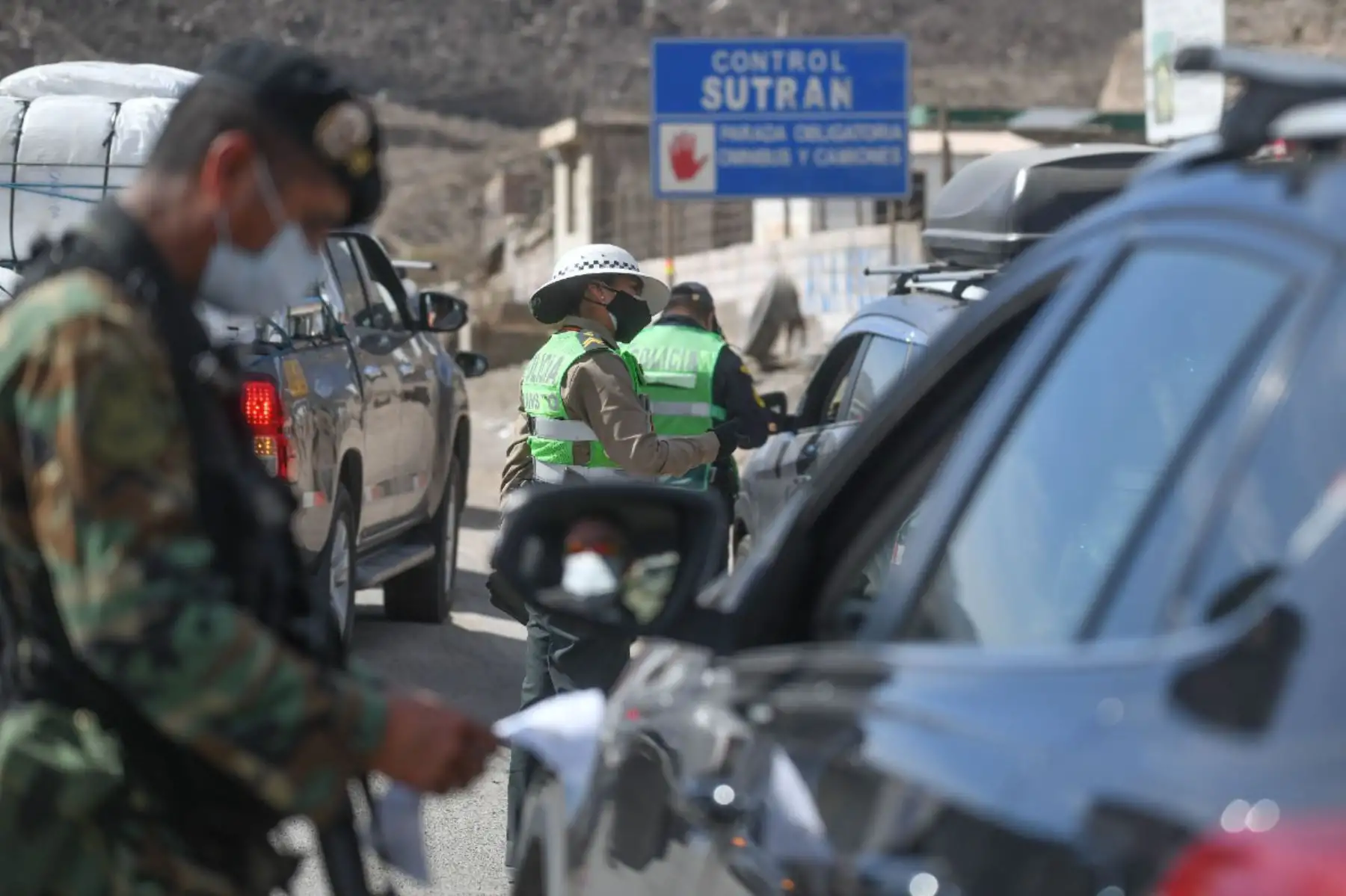 Policía y Sutran controlan ingreso a Arequipa para respetar cerco epidemiológico.
Foto: Cortesía Diego Ramos