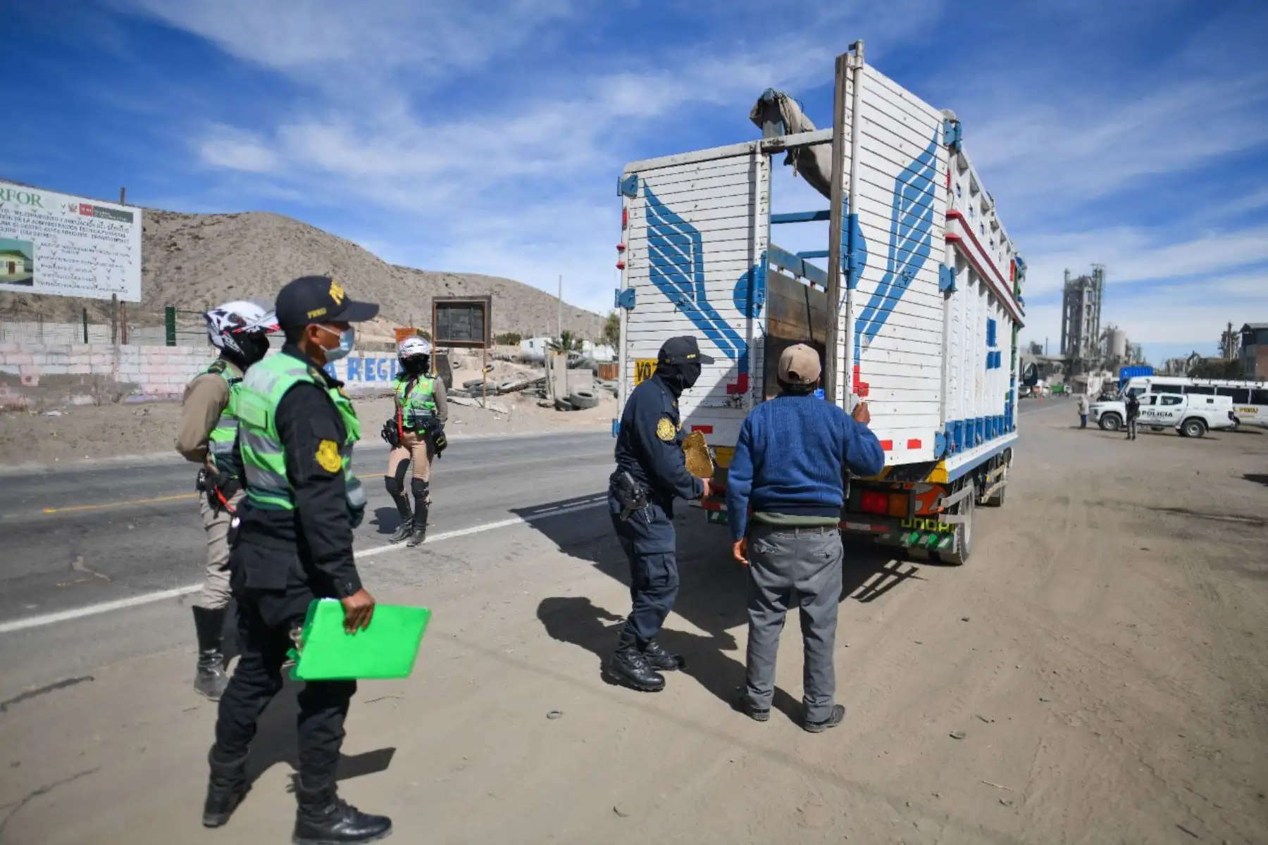 Policía y Sutran controlan ingreso a Arequipa para respetar cerco epidemiológico.
Foto: Cortesía Diego Ramos