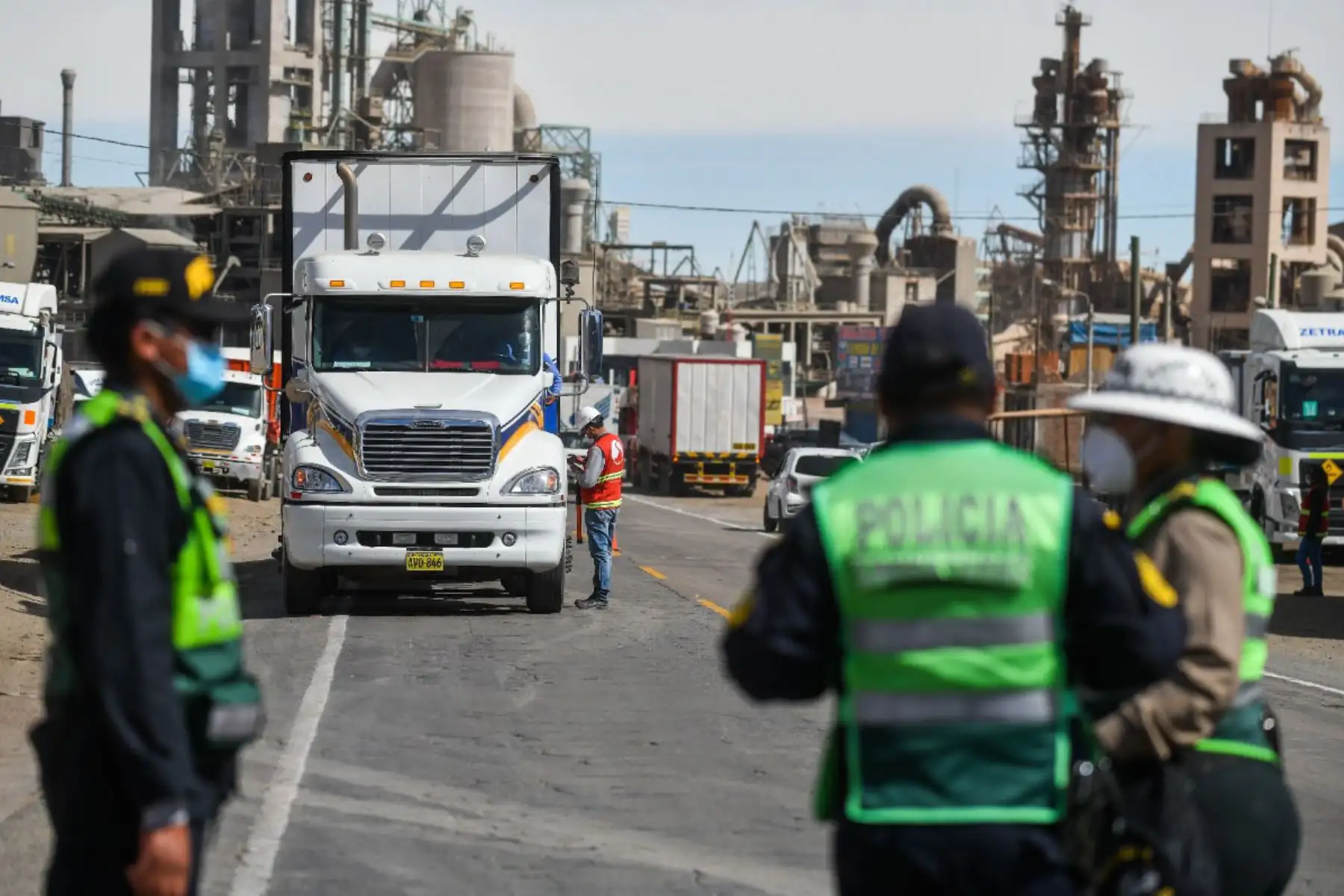Policía y Sutran controlan ingreso a Arequipa para respetar cerco epidemiológico.
Foto: Cortesía Diego Ramos