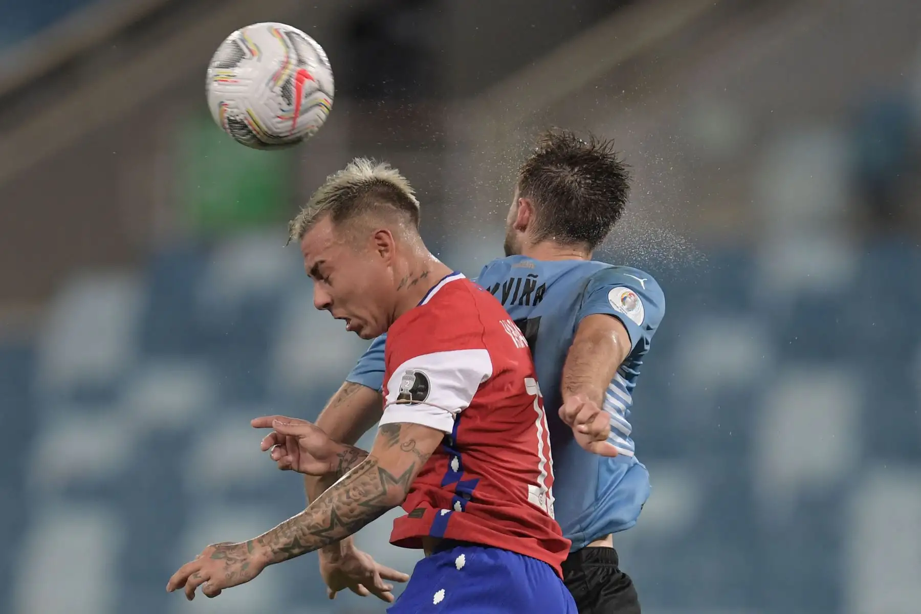 El chileno Eduardo Vargas y el uruguayo Matías Vina compiten por el balón durante el partido de la fase de grupos del torneo de fútbol Conmebol Copa América 2021 en el Pantanal Arena de Cuiabá, Brasil.
Foto: AFP