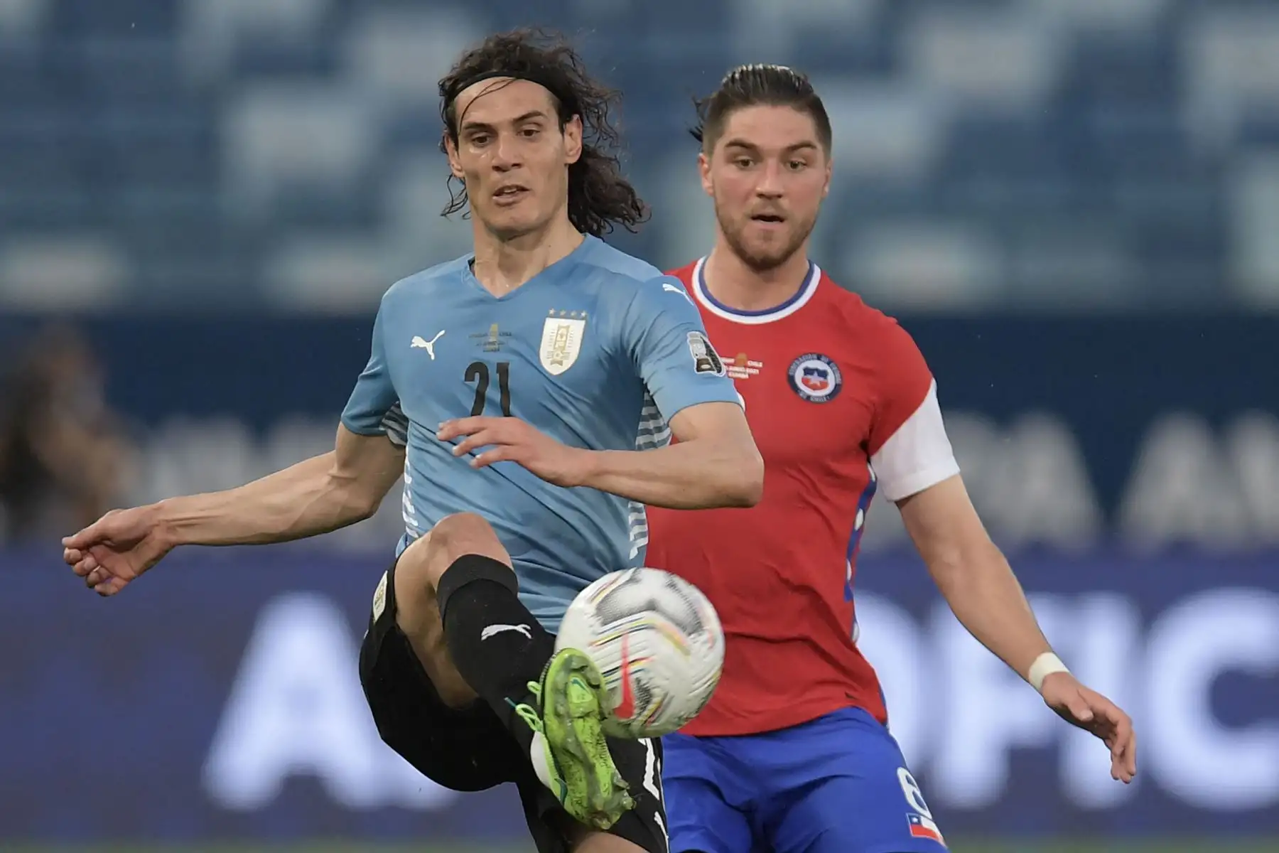 El uruguayo Edinson Cavani y el chileno Francisco Sierralta compiten por el balón durante el partido de la fase de grupos del torneo de fútbol Conmebol Copa América 2021 en el Pantanal Arena de Cuiabá, Brasil.
Foto: AFP