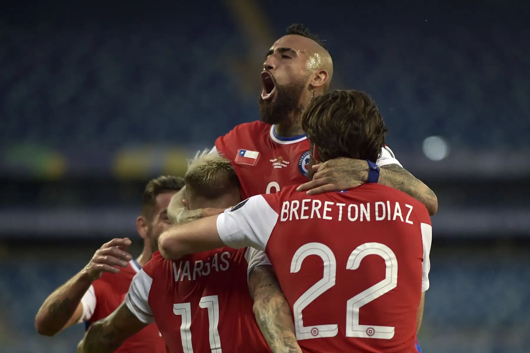 El chileno Eduardo Vargas celebra con su compañero Arturo Vidal y Ben Brereton después de anotar contra Uruguay durante su partido de la fase de grupos del torneo de fútbol Conmebol Copa América 2021 en el Pantanal Arena de Cuiabá, Brasil.
Foto: AFP