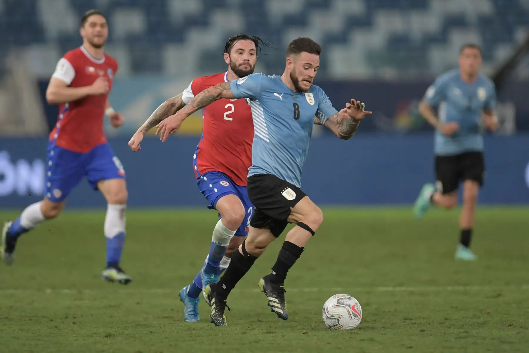 El chileno Eugenio Mena y el uruguayo Nahitan Nandez compiten por el balón durante el partido de la fase de grupos del torneo de fútbol Conmebol Copa América 2021 en el Pantanal Arena de Cuiabá, Brasil.
Foto: AFP