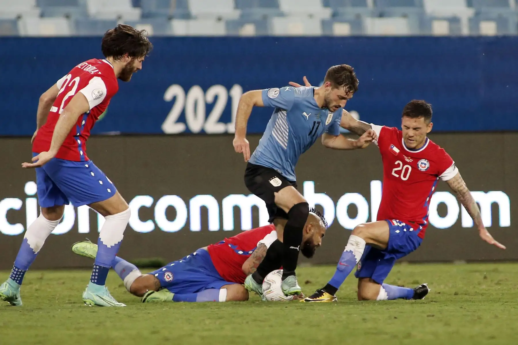 El uruguayo Matías Viña compite por el balón con los chilenos Charles Aranguiz y Arturo Vidal durante su partido de la fase de grupos del torneo de fútbol Conmebol Copa América 2021 en el Pantanal Arena de Cuiabá, Brasil.
Foto: AFP