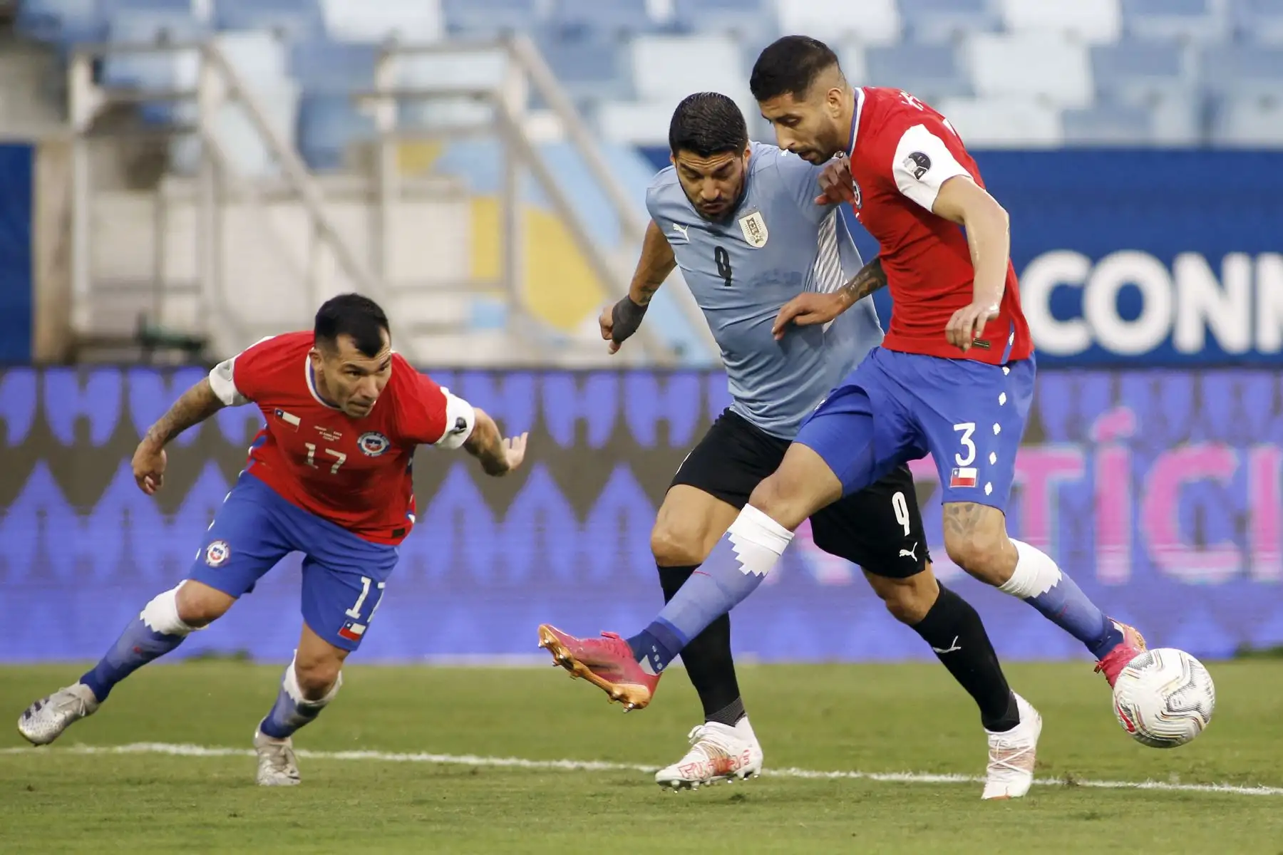 Los chilenos Gary Medel y Guillermo Maripan compiten por el balón con el uruguayo Luis Suárez  durante su partido de la fase de grupos del torneo de fútbol Conmebol Copa América 2021 en el Pantanal Arena de Cuiabá, Brasil.
Foto: AFP