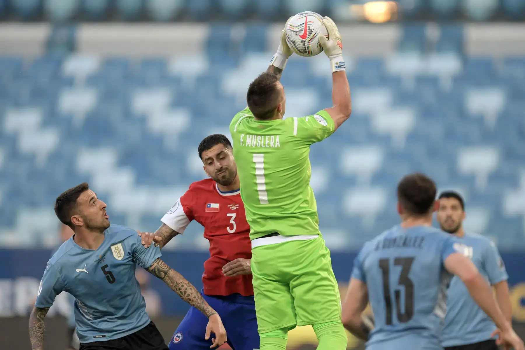 El arquero uruguayo Fernando Muslera agarra el balón sobre el chileno Guillermo Maripan durante el partido de la fase de grupos del torneo de fútbol Conmebol Copa América 2021 en el Pantanal Arena de Cuiabá, Brasil.
Foto: AFP