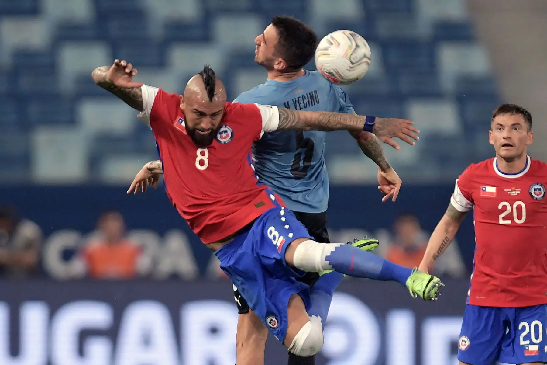 El chileno Arturo Vidal y el uruguayo Matías Vecino compiten por el balón durante el partido de la fase de grupos del torneo de fútbol Conmebol Copa América 2021 en el Pantanal Arena de Cuiabá, Brasil.
Foto: AFP