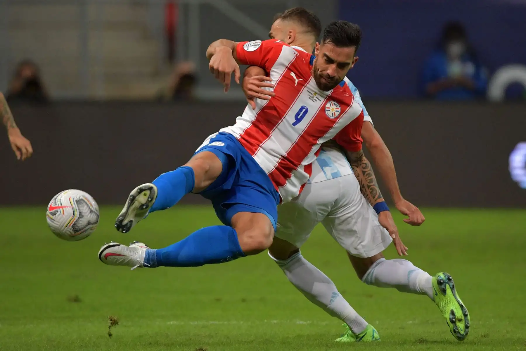 Gabriel Avalos de Paraguay y German Pezzella de Argentina compiten por el balón durante el partido de la fase de grupos del torneo de fútbol Conmebol Copa América 2021 en el Estadio Mane Garrincha en Brasilia.
Foto: AFP