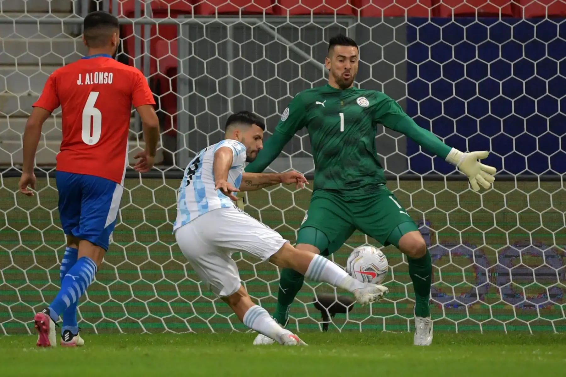 Sergio Agüero de Argentina no logra anotar contra Paraguay durante el partido de la fase de grupos del torneo de fútbol Conmebol Copa América 2021 en el Estadio Mane Garrincha en Brasilia.
Foto: AFP
