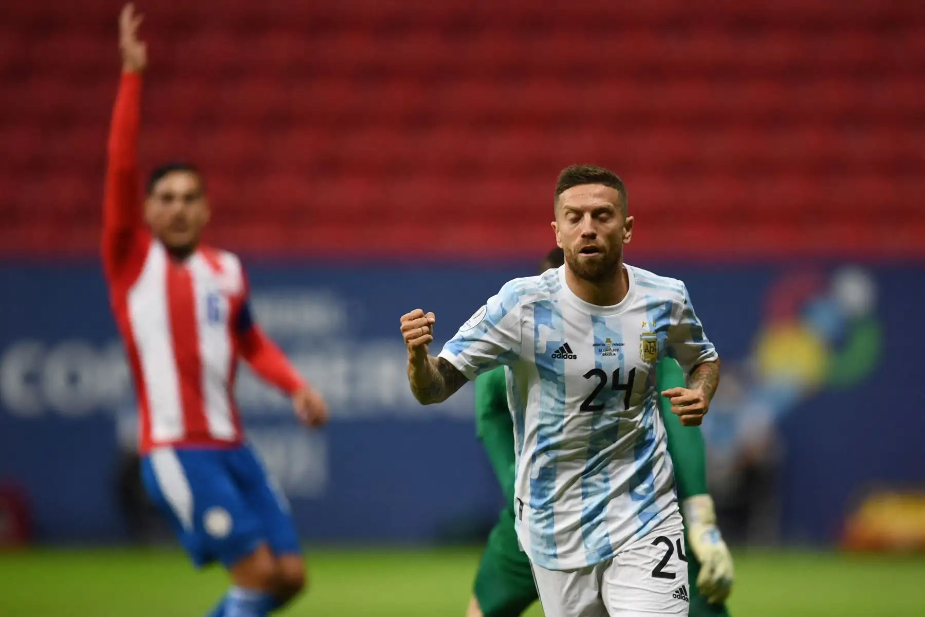 El argentino Alejandro Gómez celebra tras anotar contra Paraguay durante el partido de la fase de grupos del torneo de fútbol Conmebol Copa América 2021 en el Estadio Mane Garrincha de Brasilia.
Foto: AFP