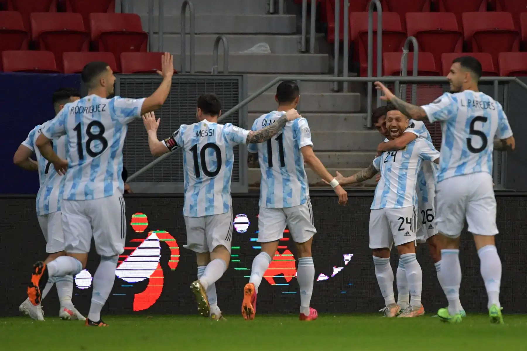 El argentino Alejandro Gómez  celebra con sus compañeros de equipo tras anotar contra Paraguay durante el partido de la fase de grupos del torneo de fútbol Conmebol Copa América 2021 en el estadio Mane Garrincha de Brasilia.
Foto: AFP
