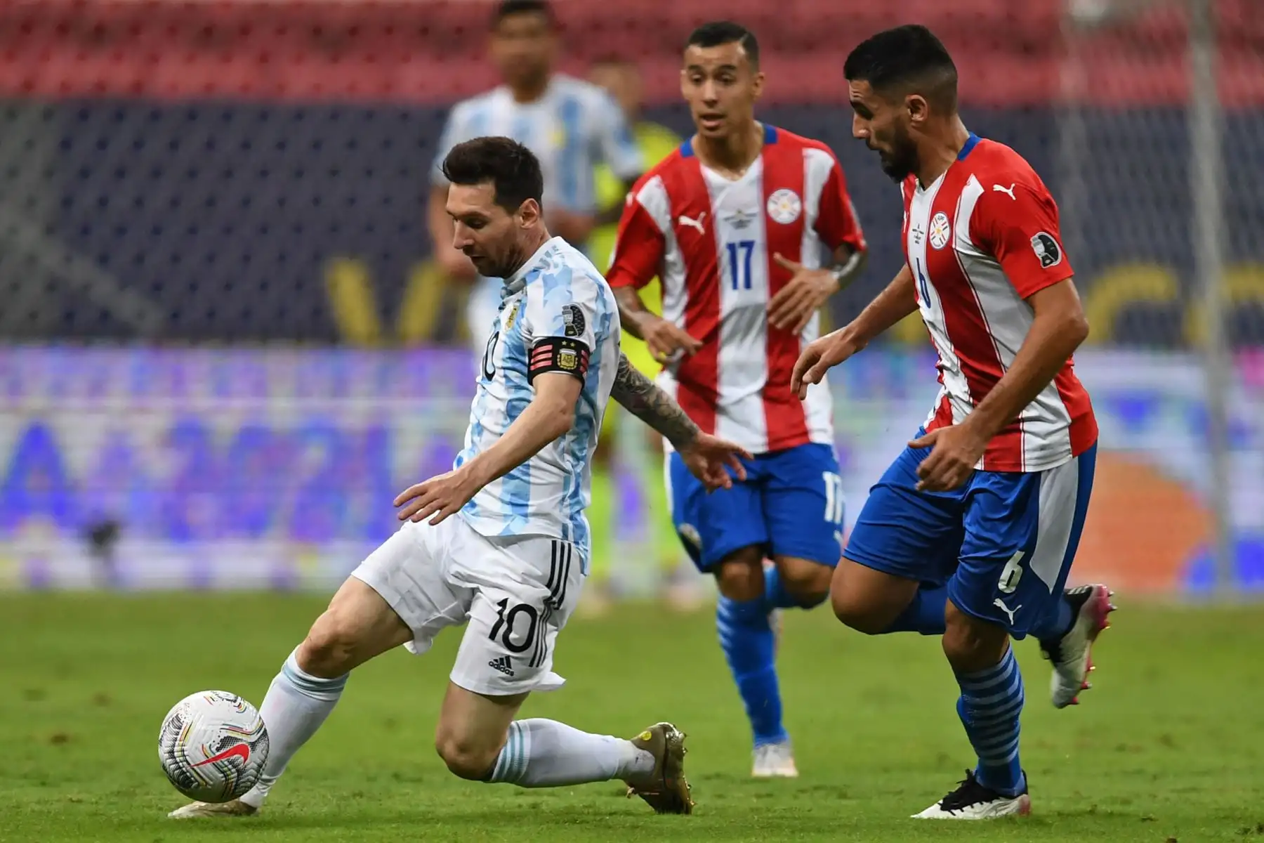 El argentino Lionel Messi  el paraguayo Junior Alonso compiten por el balón durante el partido de la fase de grupos del torneo de fútbol Conmebol Copa América 2021 en el estadio Mane Garrincha de Brasilia.
Foto: AFP