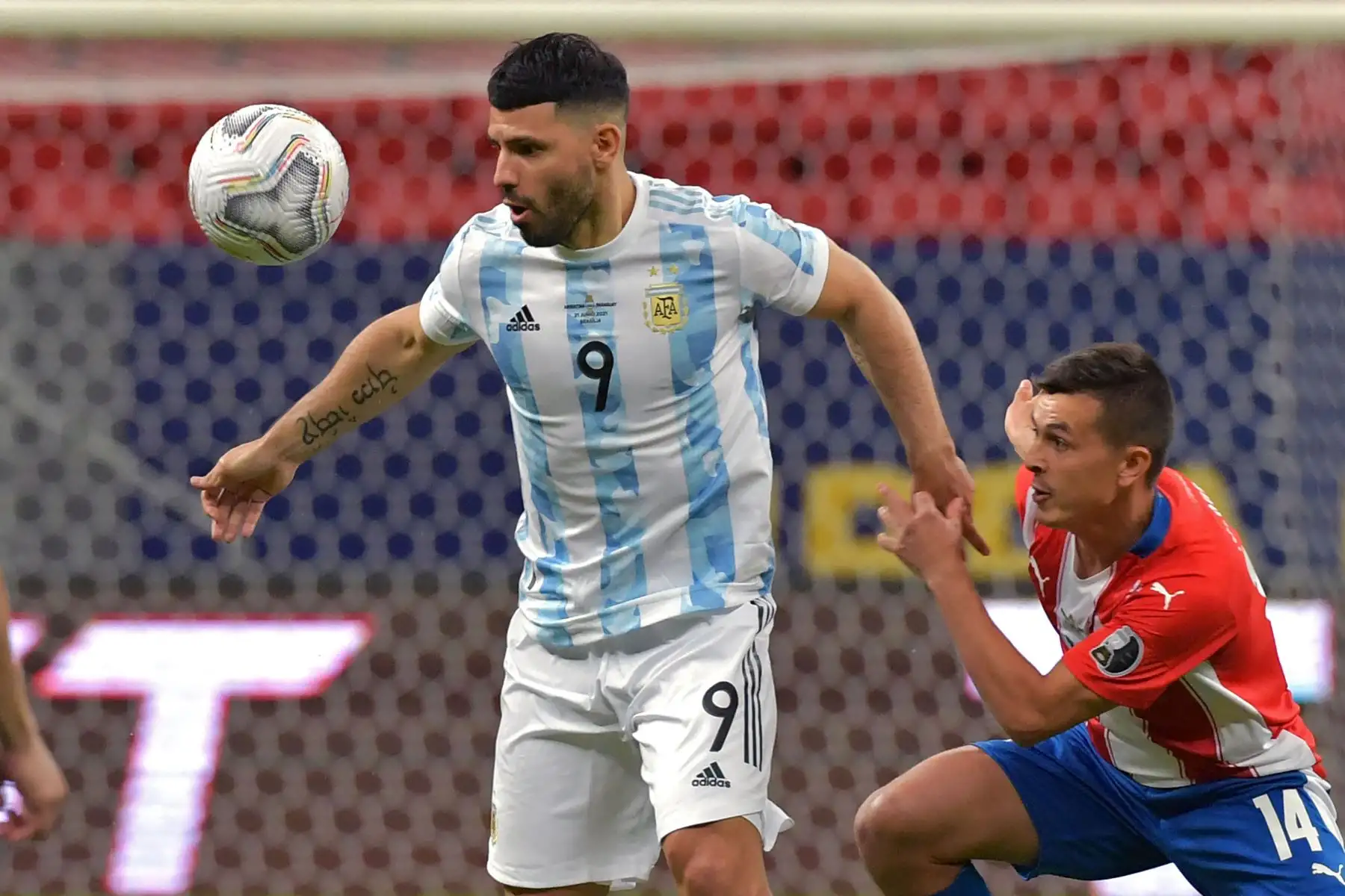 El argentino Sergio Agüero y el paraguayo Andrés Cubas compiten por el balón durante el partido de la fase de grupos del torneo de fútbol Conmebol Copa América 2021 en el estadio Mane Garrincha de Brasilia.
Foto:  AFP