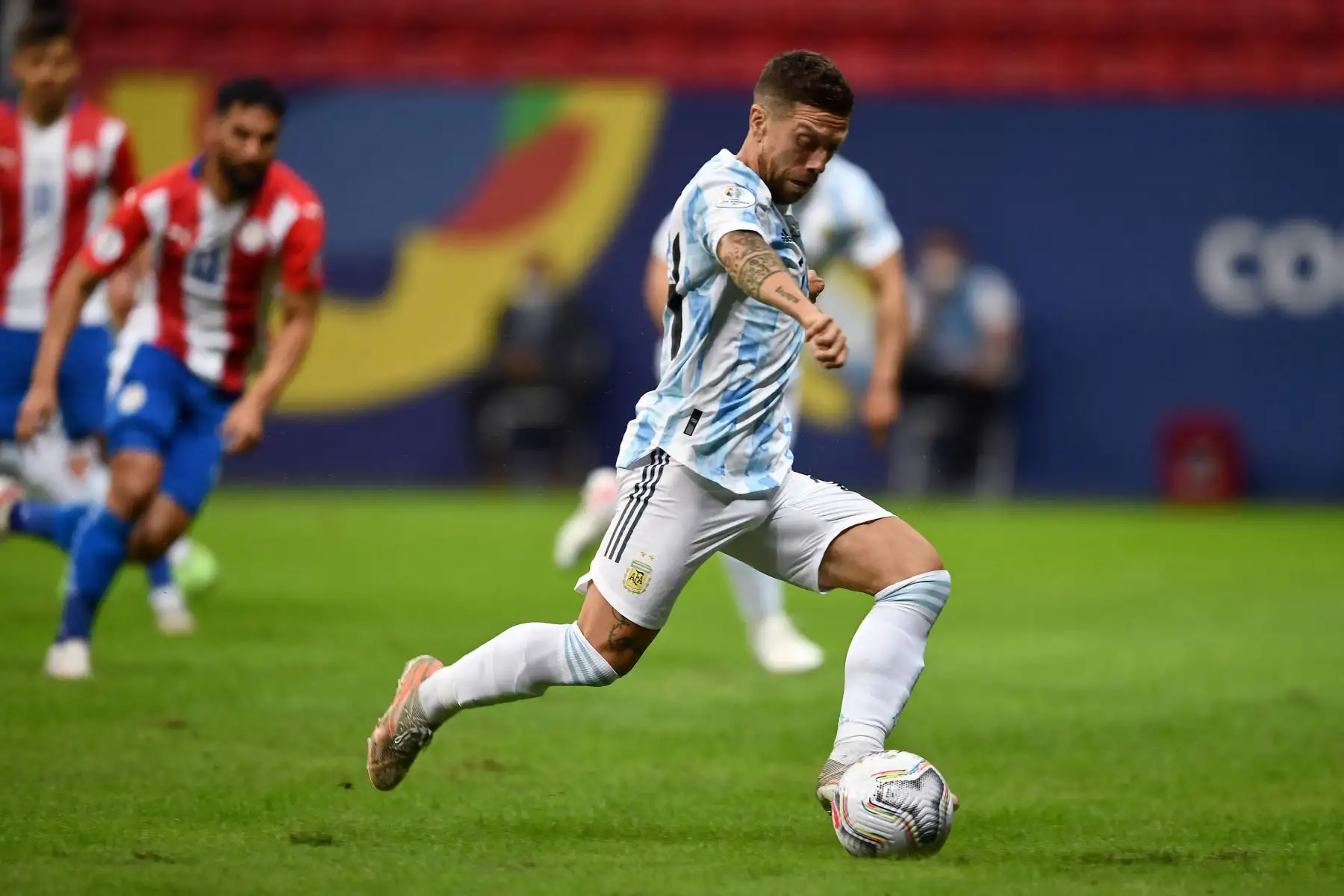 El argentino Alejandro Gómez controla el balón durante el partido de la fase de grupos del torneo de fútbol Conmebol Copa América 2021 entre Argentina y Paraguay en el Estadio Mane Garrincha de Brasilia.
Foto: AFP