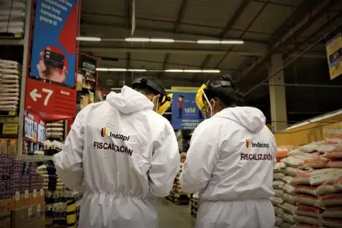 Fiscalización del etiquetado de empaques de arroz, realizado por el Indecopi. Foto: Cortesía.