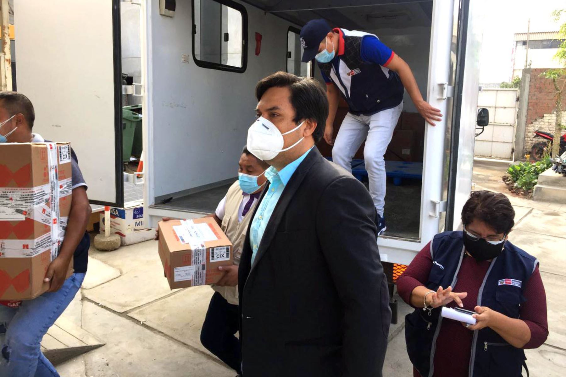 El titular de la Geresa Lambayeque, Alipio Rivas Guevara, supervisó la llegada de nuevo lote de vacunas contra la covid-19. Foto: ANDINA/Difusión
