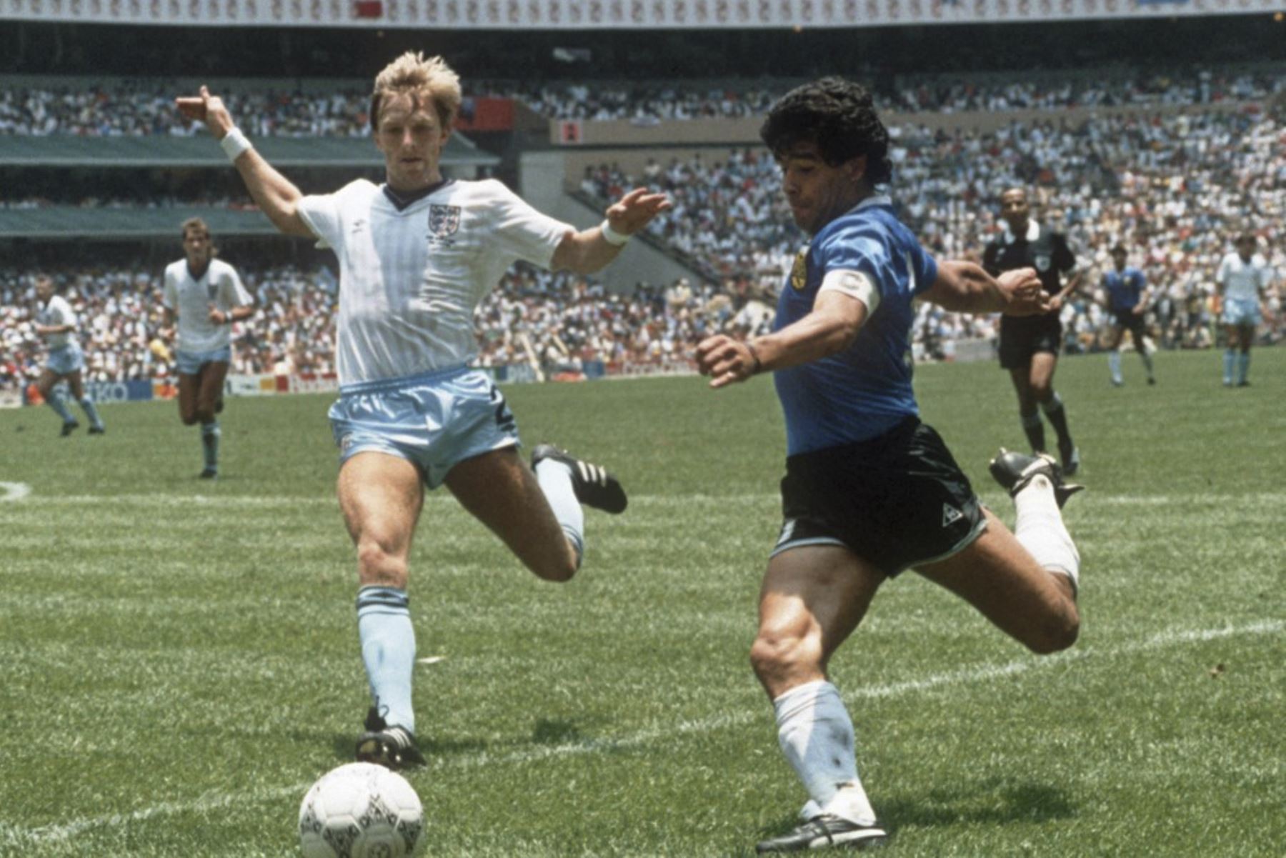 Se cumplen 35 años del gol de Diego Armando Maradona a los Ingleses en el mundial México 86, considerado por muchos como el mejor gol en la historia de los mundiales. Ese día Argentina venció 2-1 a Inglaterra con dos goles de Maradona, incluido uno con la mano. Foto: AFP