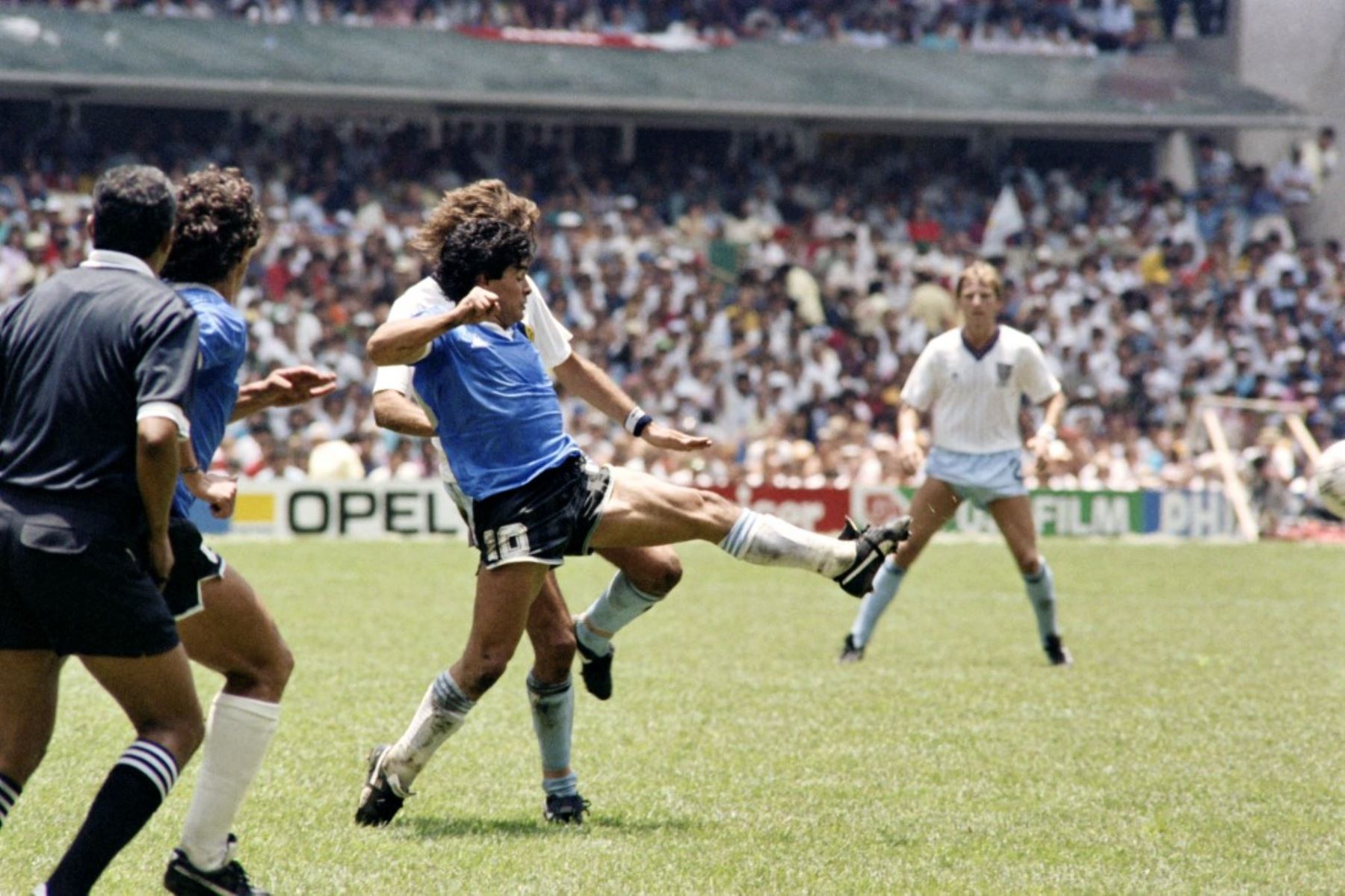 Se cumplen 35 años del gol de Diego Armando Maradona a los Ingleses en el mundial México 86, considerado por muchos como el mejor gol en la historia de los mundiales. Ese día Argentina venció 2-1 a Inglaterra con dos goles de Maradona, incluido uno con la mano. Foto: AFP
