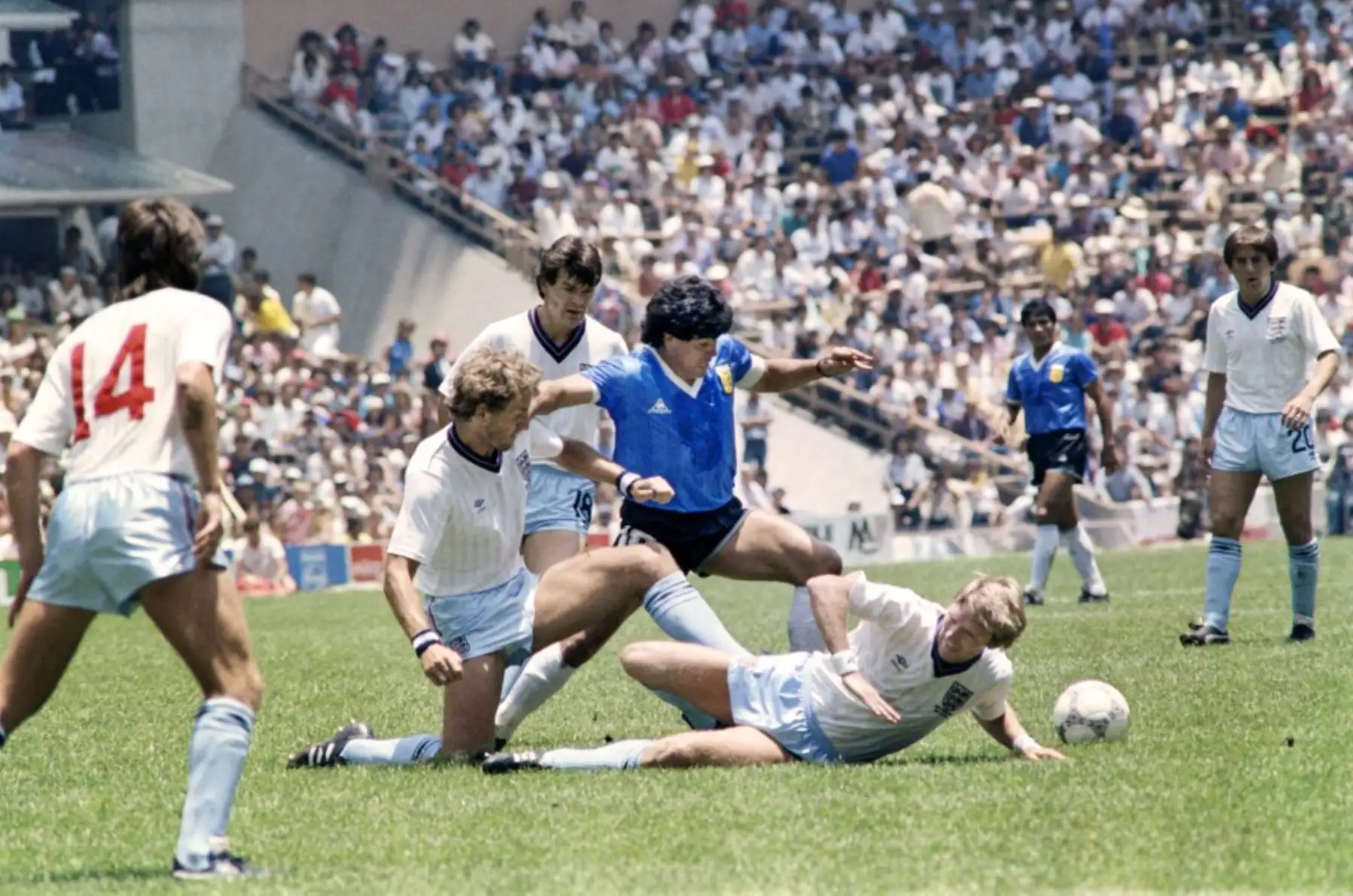 Se cumplen 35 años del gol de Diego Armando Maradona a los Ingleses en el mundial México 86, considerado por muchos como el mejor gol en la historia de los mundiales. Ese día Argentina venció 2-1 a Inglaterra con dos goles de Maradona, incluido uno con la mano. Foto: AFP