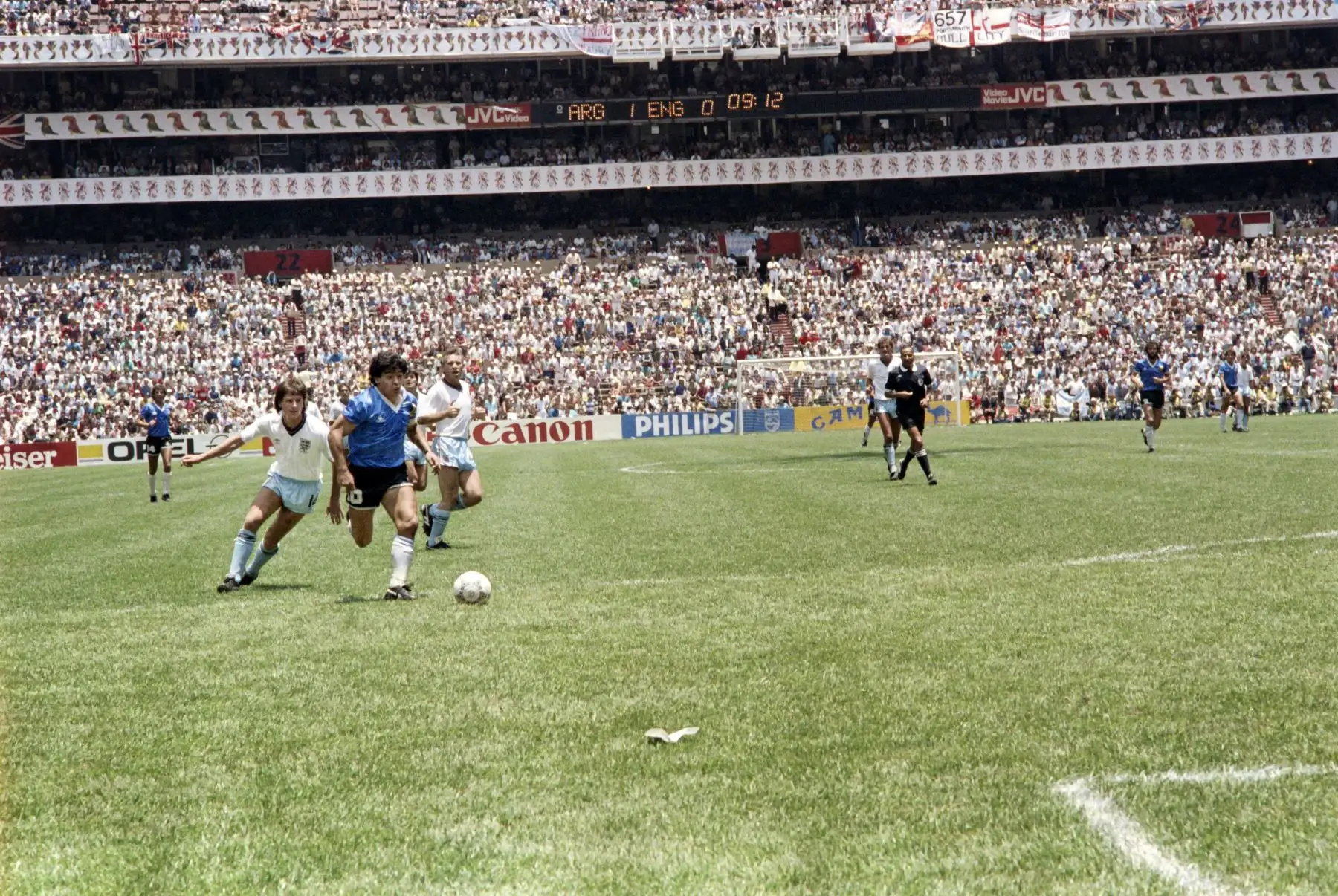 Se cumplen 35 años del gol de Diego Armando Maradona a los Ingleses en el mundial México 86, considerado por muchos como el mejor gol en la historia de los mundiales. Ese día Argentina venció 2-1 a Inglaterra con dos goles de Maradona, incluido uno con la mano. Foto: AFP