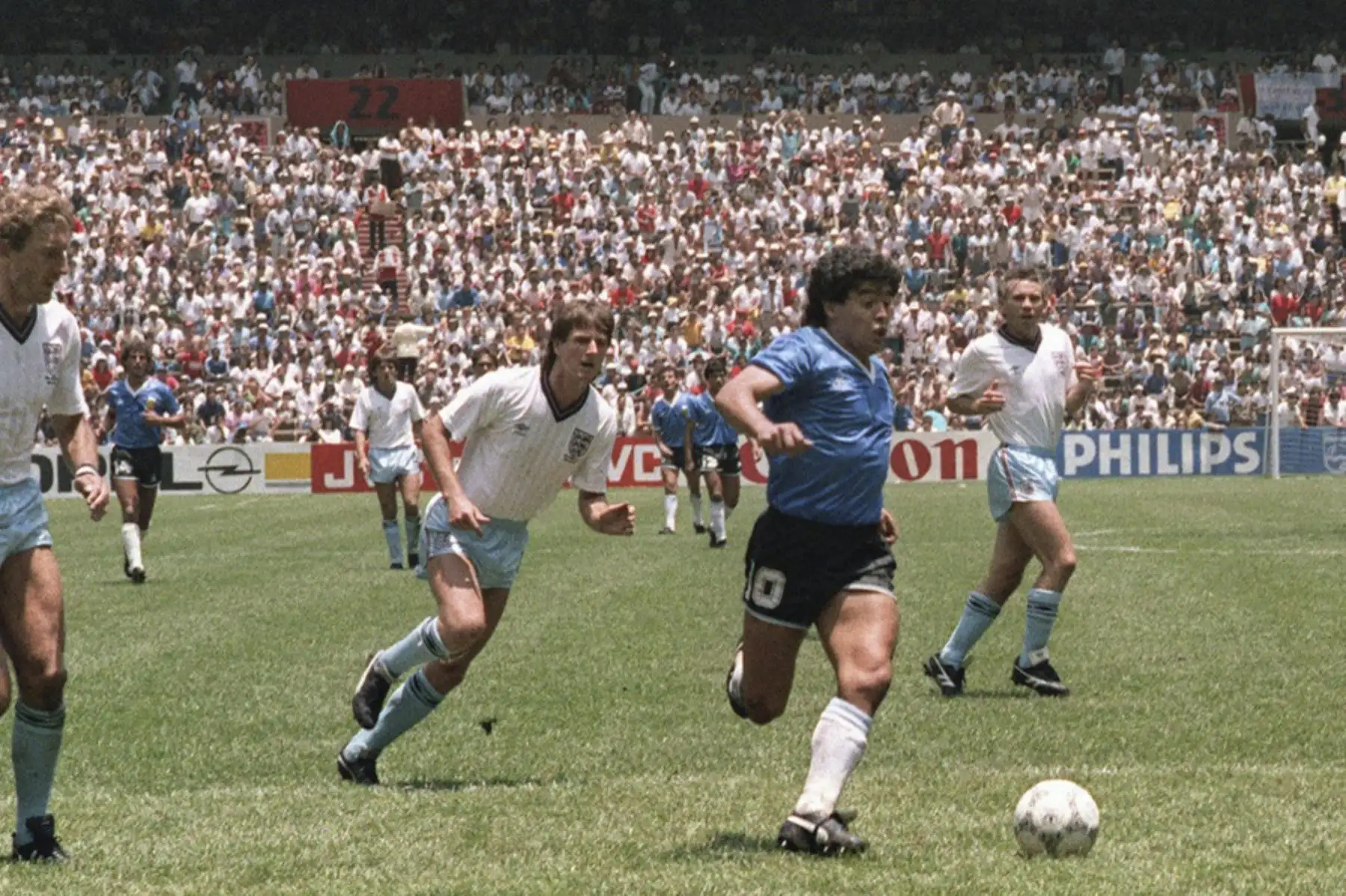 Se cumplen 35 años del gol de Diego Armando Maradona a los Ingleses en el mundial México 86, considerado por muchos como el mejor gol en la historia de los mundiales. Ese día Argentina venció 2-1 a Inglaterra con dos goles de Maradona, incluido uno con la mano. Foto: AFP