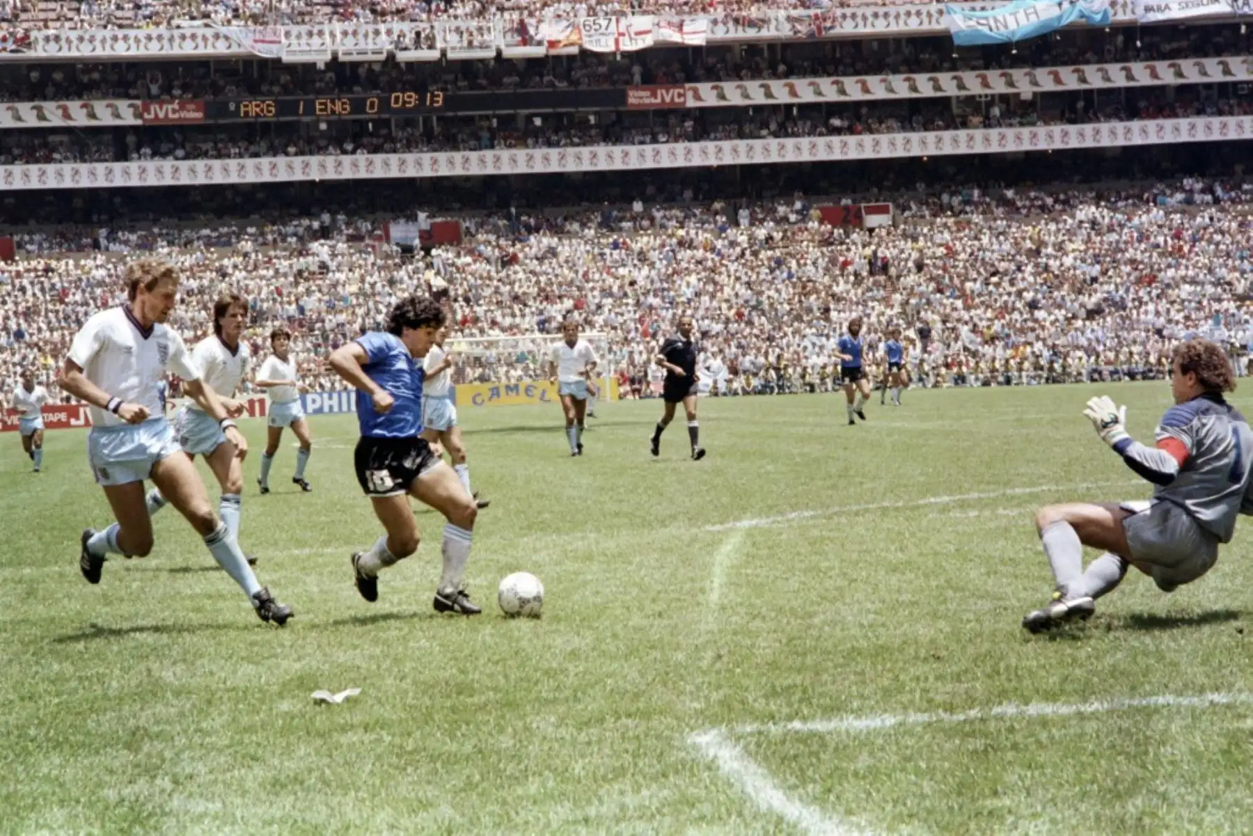 Se cumplen 35 años del gol de Diego Armando Maradona a los Ingleses en el mundial México 86, considerado por muchos como el mejor gol en la historia de los mundiales. Ese día Argentina venció 2-1 a Inglaterra con dos goles de Maradona, incluido uno con la mano. Foto: AFP