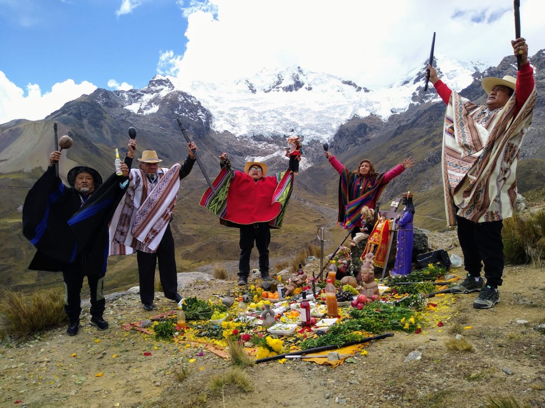 Con ceremonia de pago a la tierra Junín celebró el año nuevo andino en área de conservación regional Huaytapallana, en la provincia de Huancayo. Foto: Pedro Tinoco