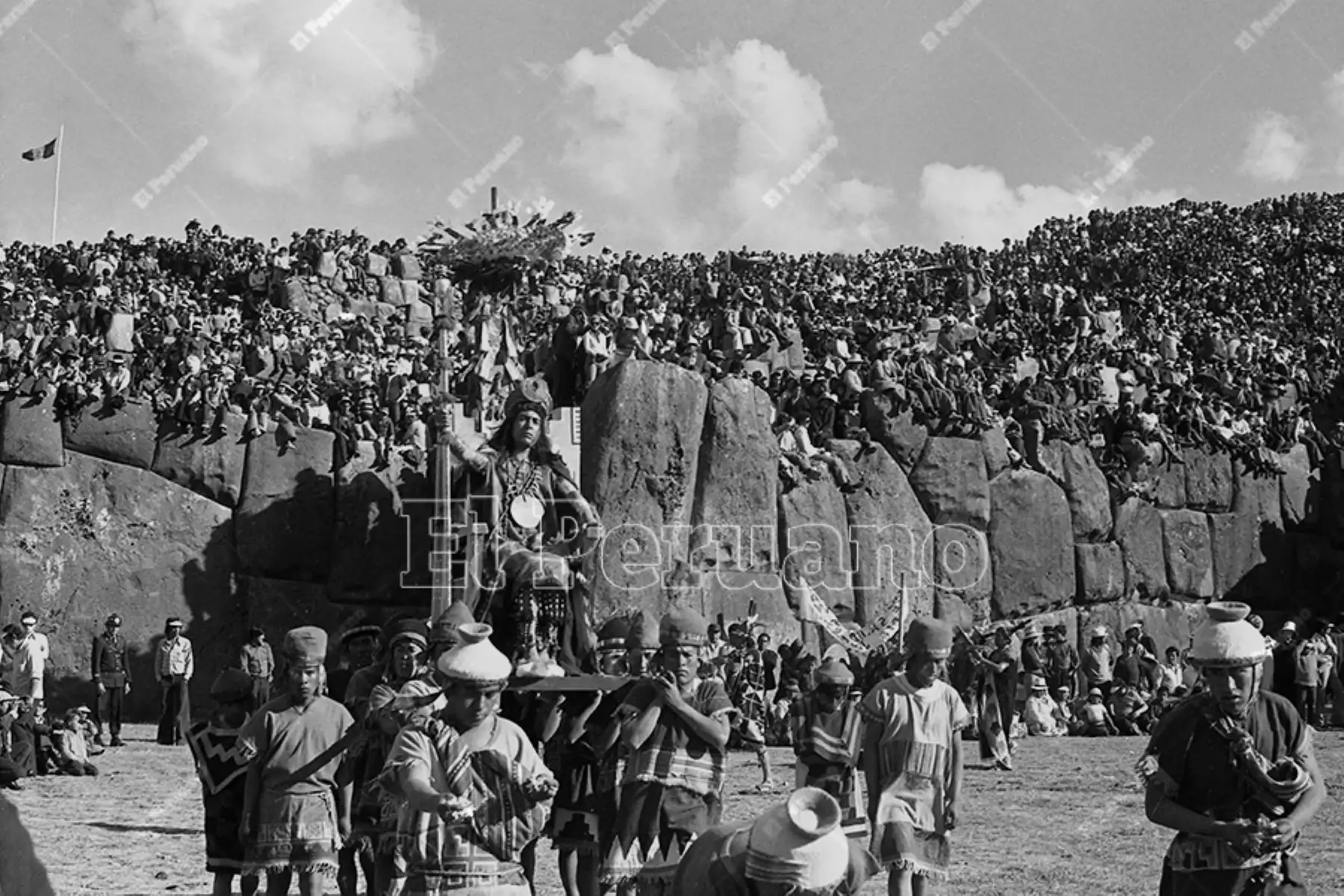 Lima - 24 junio 1975 / Celebración del Inti Raymi o Fiesta del Sol en la explanada de la fortaleza de Sacsayhuamán en la ciudad del Cusco. Foto: Archivo Histórico de El Peruano / Oswaldo Sánchez