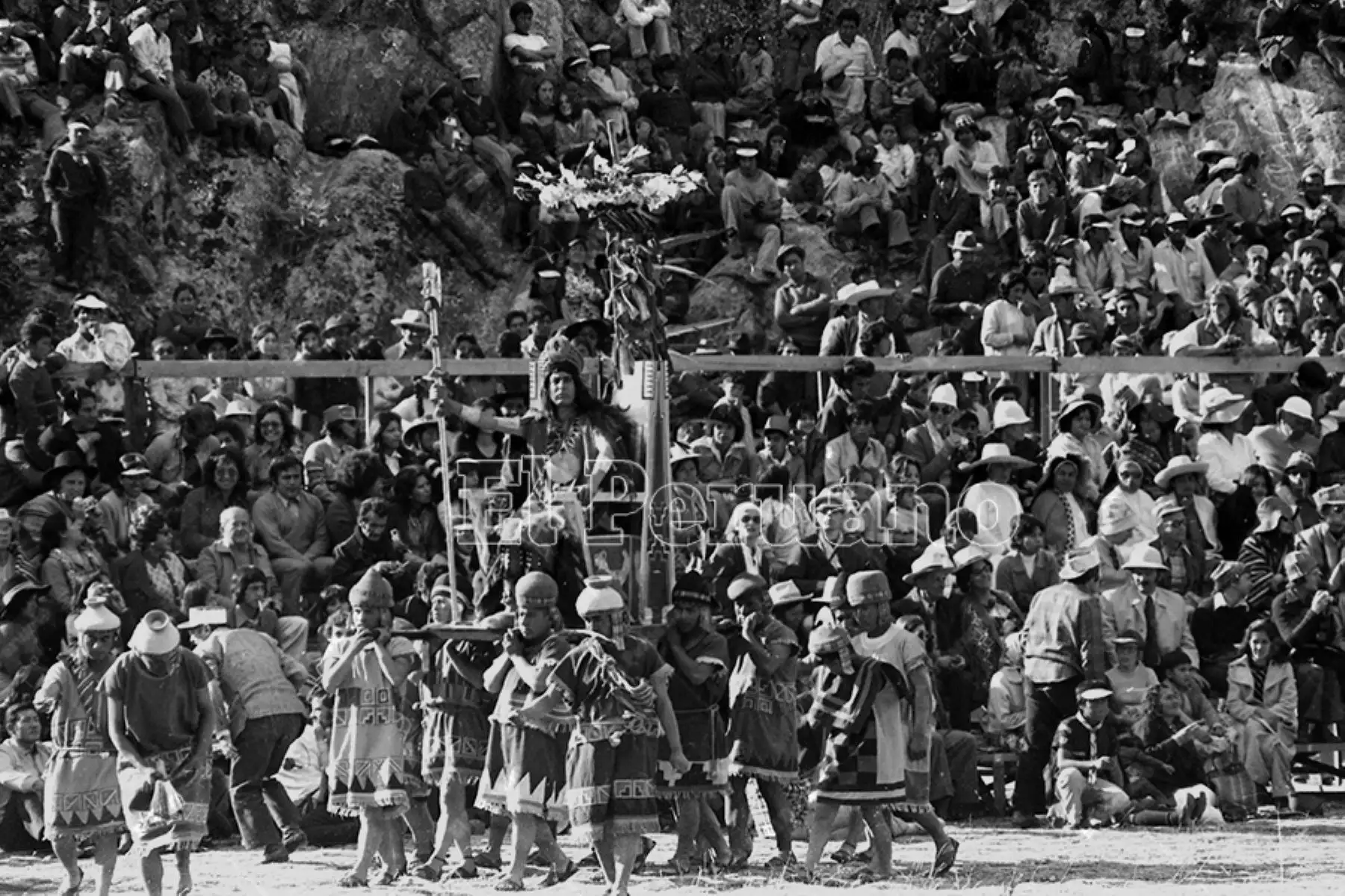 Lima - 24 junio 1975 / Celebración del Inti Raymi o Fiesta del Sol en la explanada de la fortaleza de Sacsayhuamán en la ciudad del Cusco. Foto: Archivo Histórico de El Peruano / Oswaldo Sánchez
