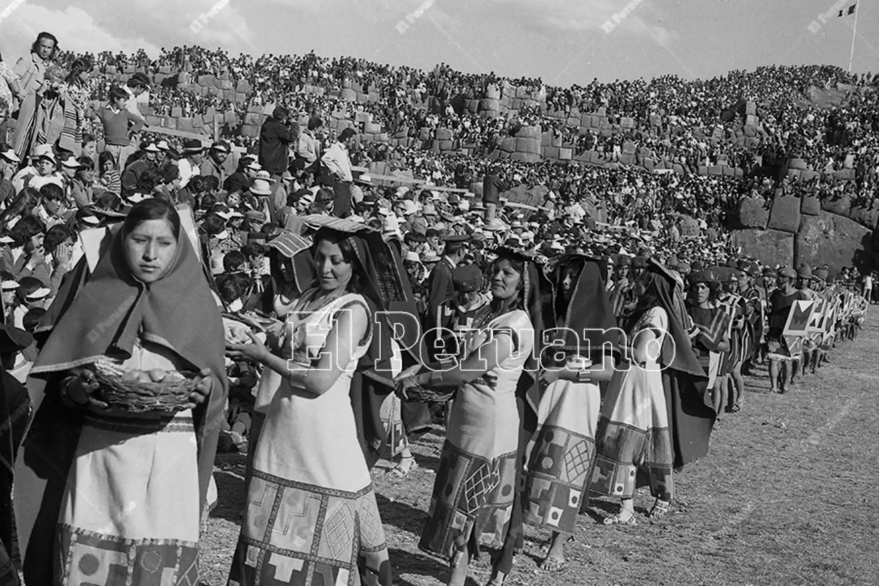 Lima - 24 junio 1975 / Celebración del Inti Raymi o Fiesta del Sol en la explanada de la fortaleza de Sacsayhuamán en la ciudad del Cusco. Foto: Archivo Histórico de El Peruano / Oswaldo Sánchez