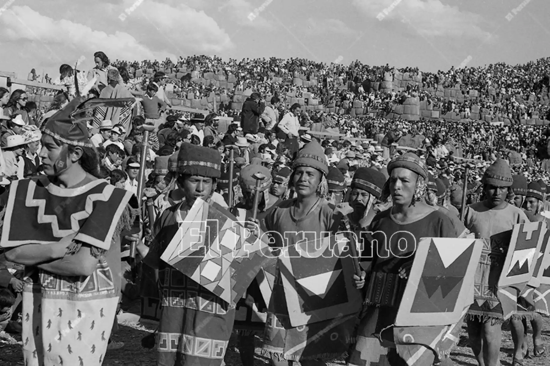 Lima - 24 junio 1975 / Celebración del Inti Raymi o Fiesta del Sol en la explanada de la fortaleza de Sacsayhuamán en la ciudad del Cusco. Foto: Archivo Histórico de El Peruano / Oswaldo Sánchez