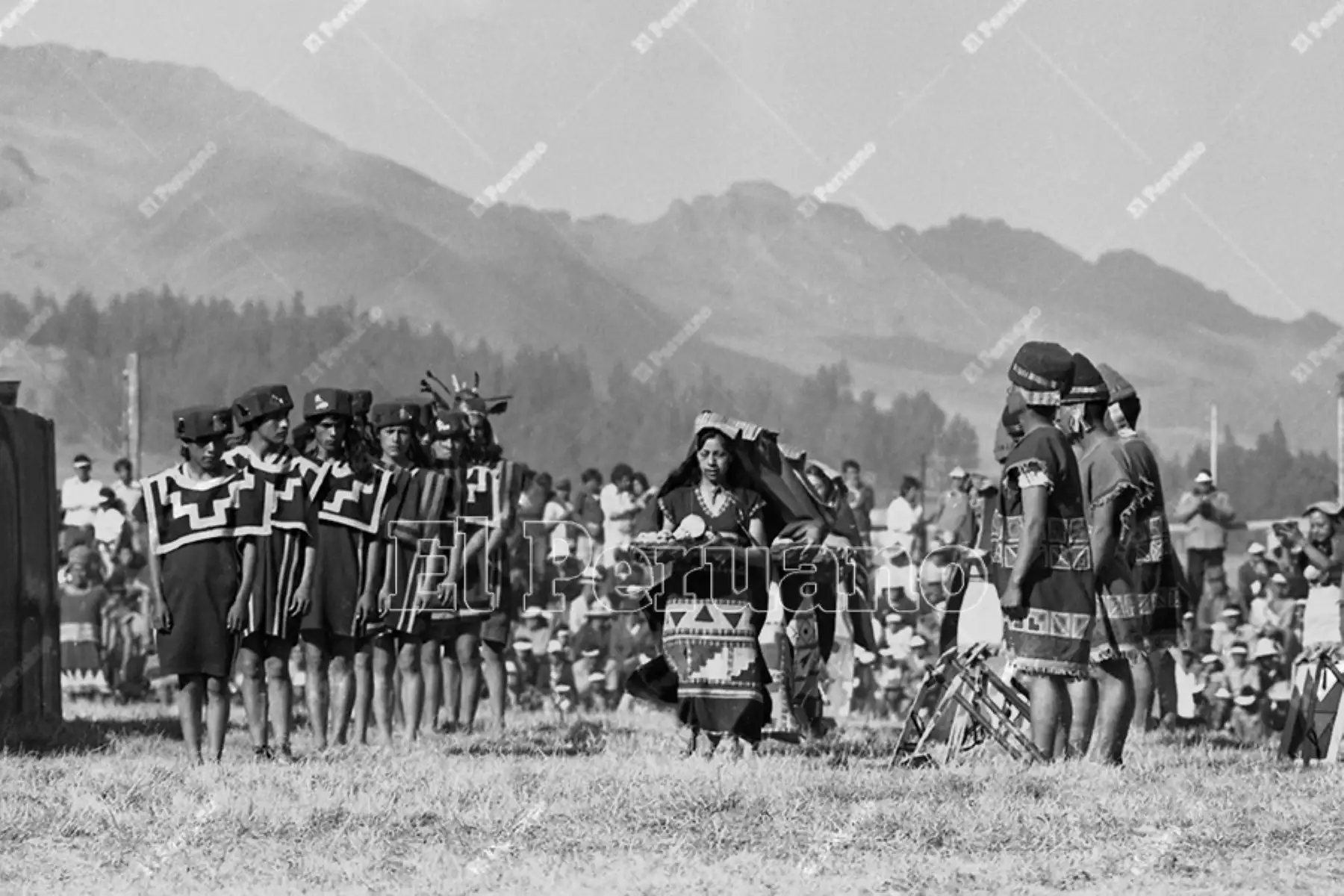 Lima - 24 junio 1975 / Celebración del Inti Raymi o Fiesta del Sol en la explanada de la fortaleza de Sacsayhuamán en la ciudad del Cusco. Foto: Archivo Histórico de El Peruano / Oswaldo Sánchez