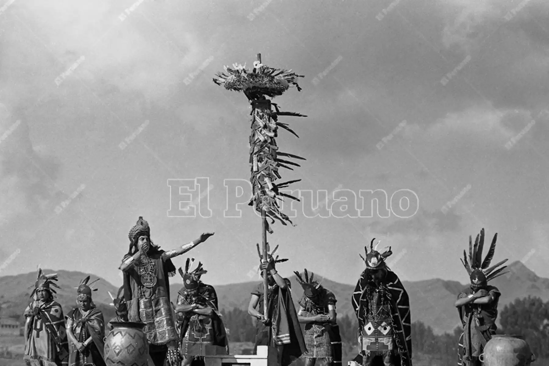 Lima - 24 junio 1975 / Celebración del Inti Raymi o Fiesta del Sol en la explanada de la fortaleza de Sacsayhuamán en la ciudad del Cusco. Foto: Archivo Histórico de El Peruano / Oswaldo Sánchez