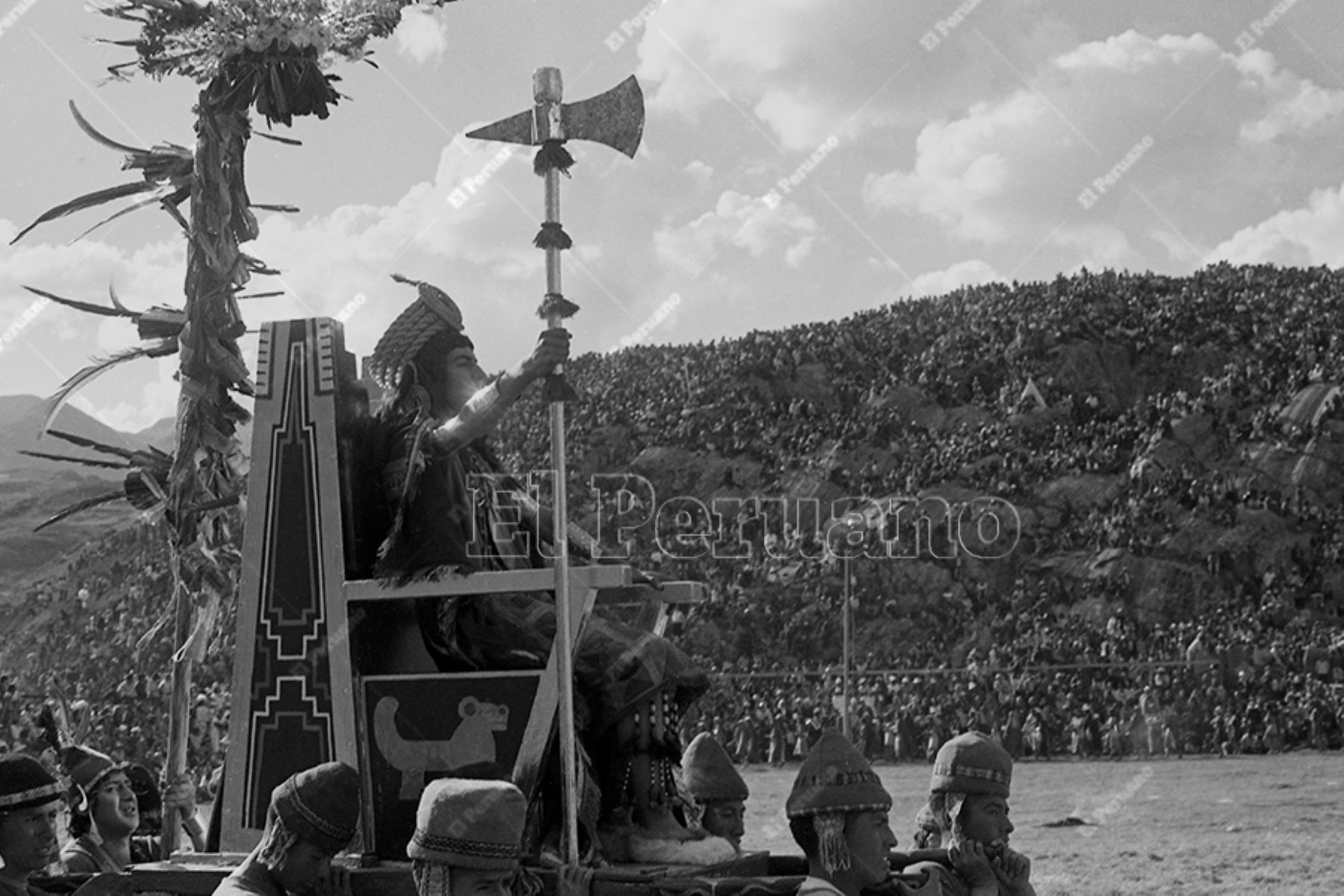 Lima - 24 junio 1975 / Celebración del Inti Raymi o Fiesta del Sol en la explanada de la fortaleza de Sacsayhuamán en la ciudad del Cusco. Foto: Archivo Histórico de El Peruano / Oswaldo Sánchez