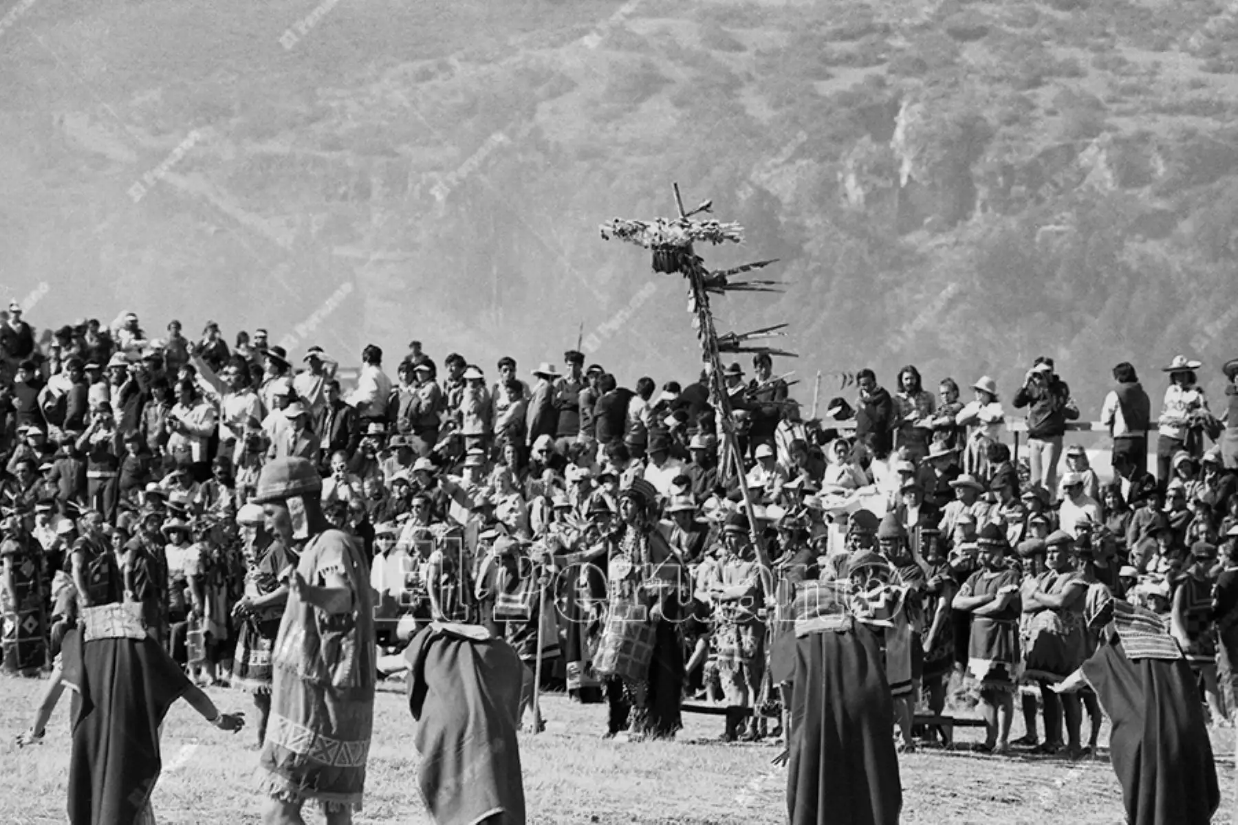 Lima - 24 junio 1975 / Celebración del Inti Raymi o Fiesta del Sol en la explanada de la fortaleza de Sacsayhuamán en la ciudad del Cusco. Foto: Archivo Histórico de El Peruano / Oswaldo Sánchez