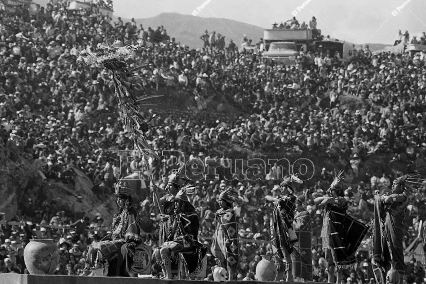 Lima - 24 junio 1975 / Celebración del Inti Raymi o Fiesta del Sol en la explanada de la fortaleza de Sacsayhuamán en la ciudad del Cusco. Foto: Archivo Histórico de El Peruano / Oswaldo Sánchez