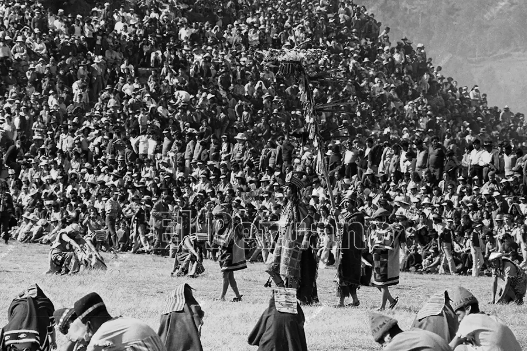 Lima - 24 junio 1975 / Celebración del Inti Raymi o Fiesta del Sol en la explanada de la fortaleza de Sacsayhuamán en la ciudad del Cusco. Foto: Archivo Histórico de El Peruano / Oswaldo Sánchez