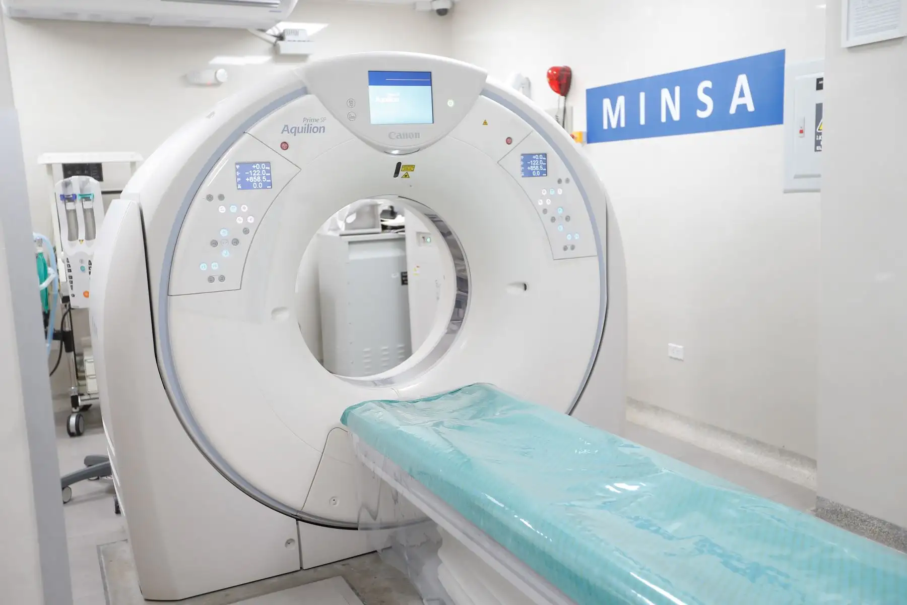 El ministro Ugarte, junto con el director del Hospital Santa Rosa, Óscar Zúñiga, también visitó el remodelado Centro Obstétrico del nosocomio, que atiende alrededor de 200 partos mensuales. Foto: ANDINA/ MINSA