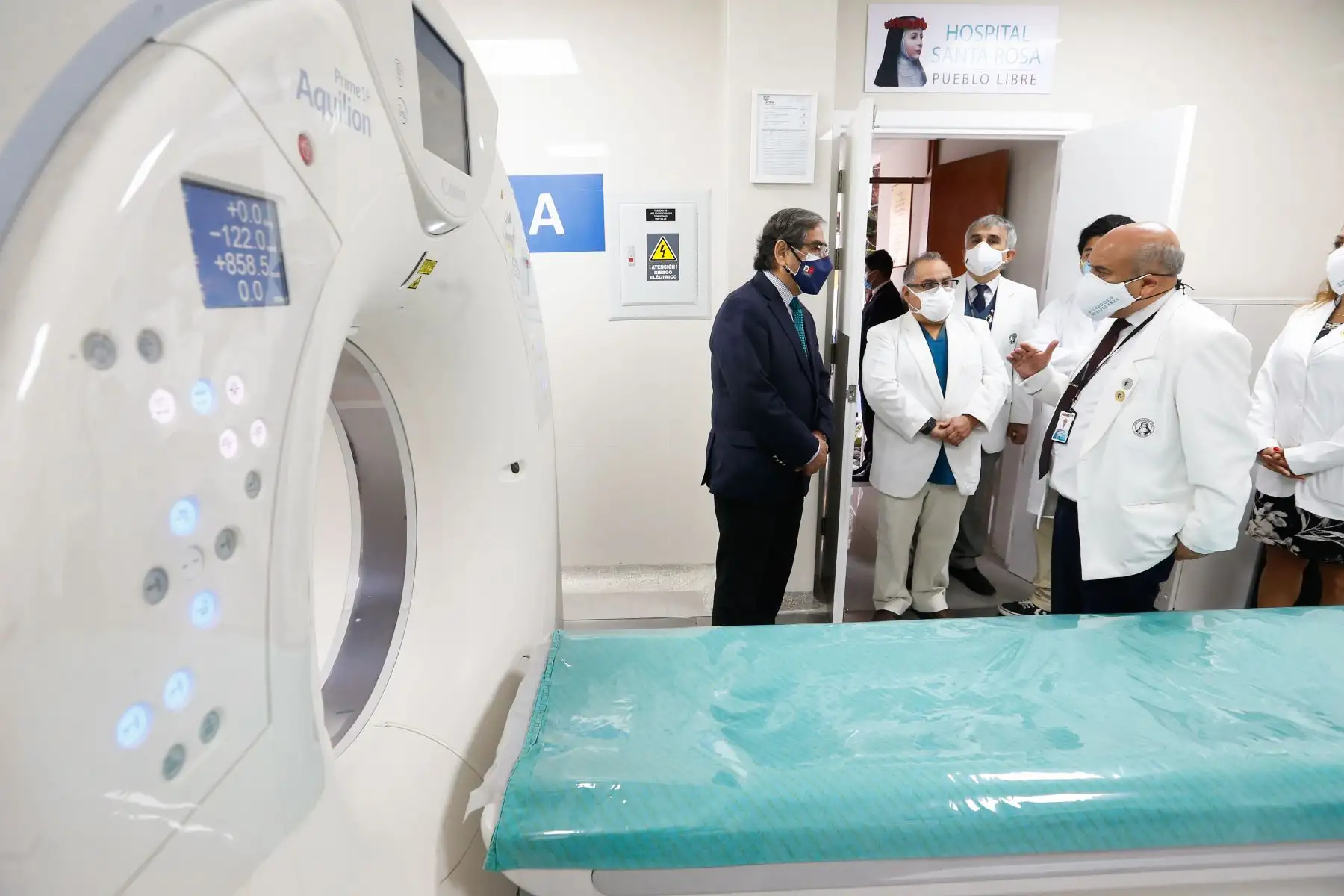 El ministro Ugarte, junto con el director del Hospital Santa Rosa, Óscar Zúñiga, también visitó el remodelado Centro Obstétrico del nosocomio, que atiende alrededor de 200 partos mensuales. Foto: ANDINA/ MINSA
