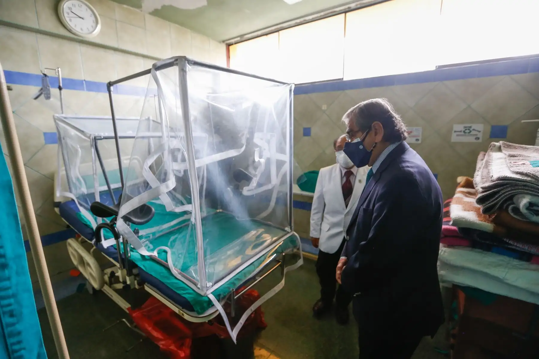 El ministro Ugarte, junto con el director del Hospital Santa Rosa, Óscar Zúñiga, también visitó el remodelado Centro Obstétrico del nosocomio, que atiende alrededor de 200 partos mensuales. Foto: ANDINA/ MINSA