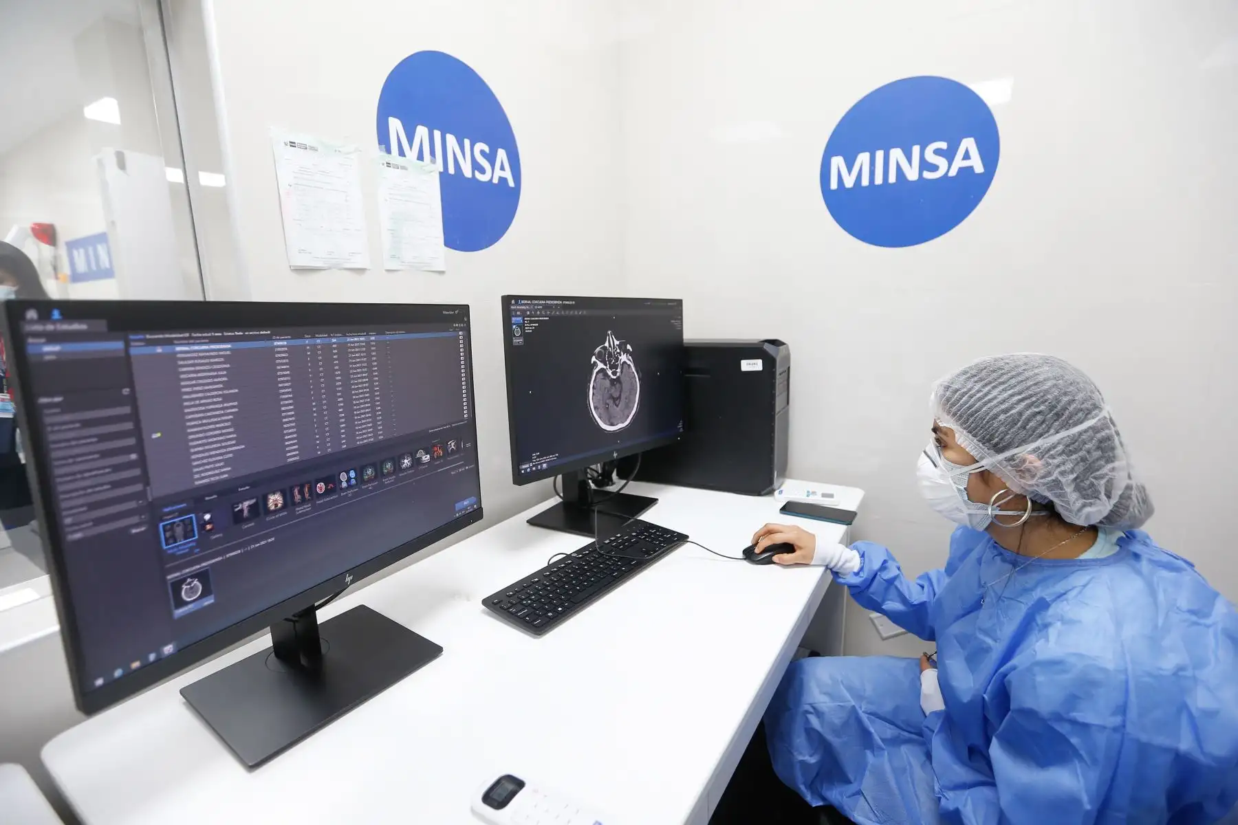 El ministro Ugarte, junto con el director del Hospital Santa Rosa, Óscar Zúñiga, también visitó el remodelado Centro Obstétrico del nosocomio, que atiende alrededor de 200 partos mensuales. Foto: ANDINA/ MINSA