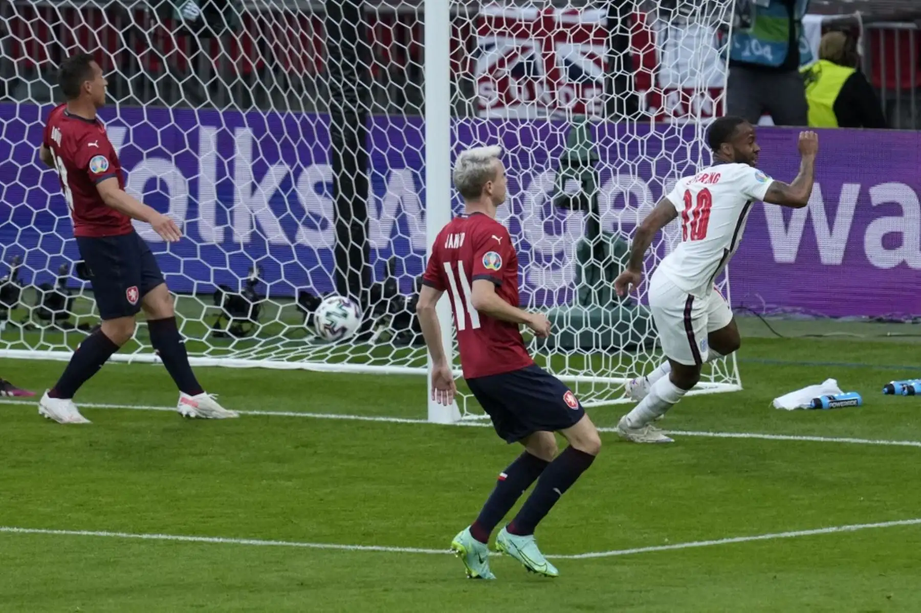 El delantero inglés Raheem Sterling celebra el gol de apertura durante el partido de fútbol del Grupo D de la UEFA EURO 2020 entre la República Checa e Inglaterra en el estadio de Wembley en Londres el 22 de junio de 2021. Foto: AFP