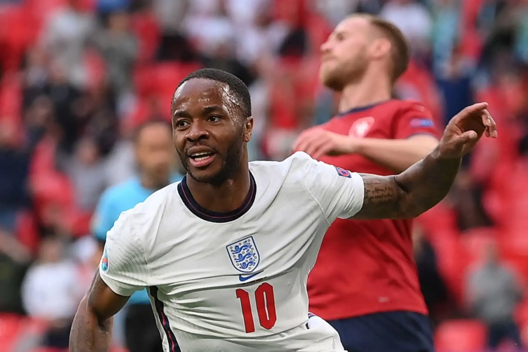 El delantero inglés Raheem Sterling celebra el gol de apertura durante el partido de fútbol del Grupo D de la UEFA EURO 2020 entre la República Checa e Inglaterra en el estadio de Wembley en Londres el 22 de junio de 2021. Foto: AFP