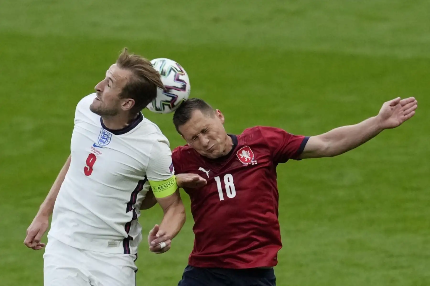 El delantero de Inglaterra Harry Kane (L) y el defensor de la República Checa Jan Boril compiten por el balón durante el partido de fútbol del Grupo D de la UEFA EURO 2020 entre la República Checa e Inglaterra en el estadio de Wembley en Londres el 22 de junio de 2021. Foto: AFP
