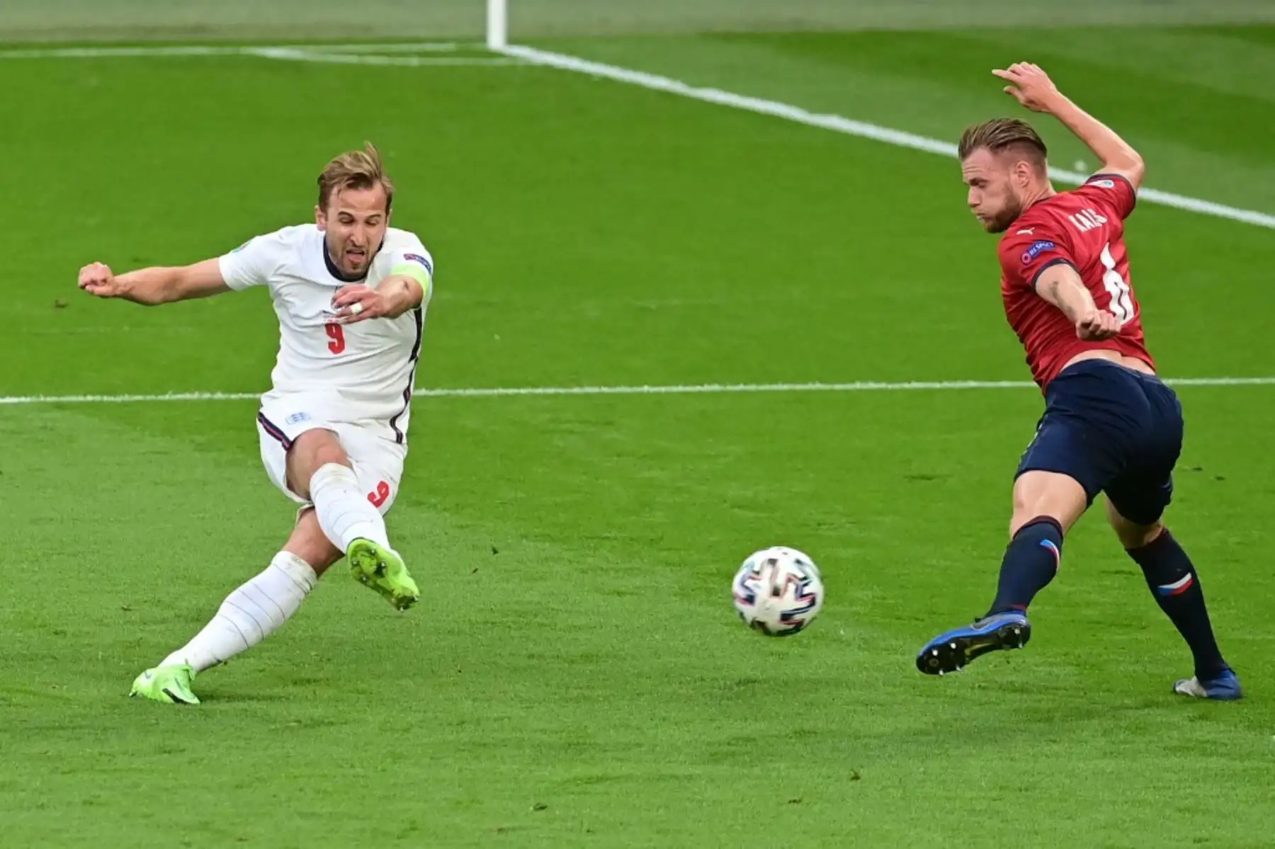 El delantero de Inglaterra Harry Kane (izq.) Dispara al defensor de la República Checa Tomas Kalas durante el partido de fútbol del Grupo D de la UEFA EURO 2020 entre la República Checa e Inglaterra en el estadio de Wembley en Londres el 22 de junio de 2021. Foto: AFP