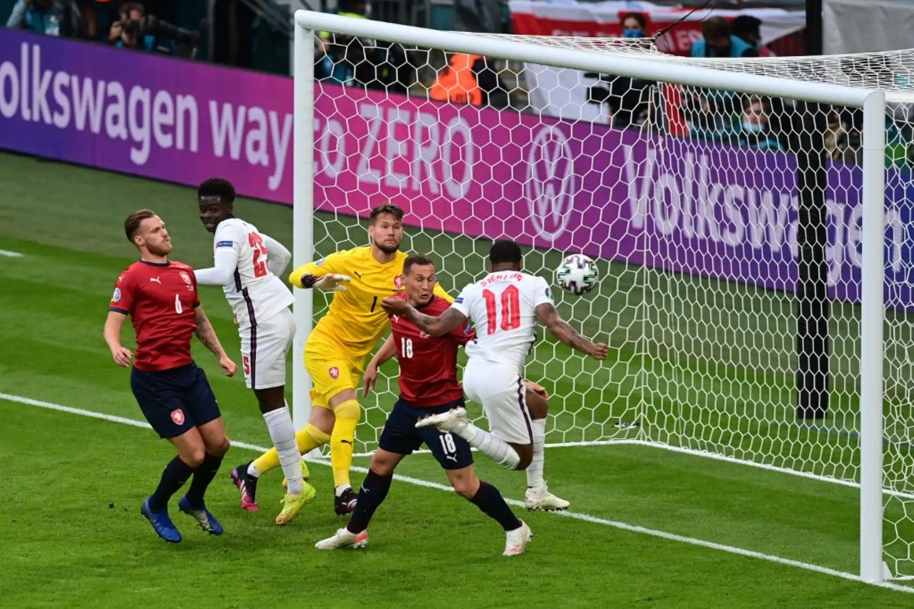 El delantero inglés Raheem Sterling (R) marca el gol de apertura durante el partido de fútbol del Grupo D de la UEFA EURO 2020 entre la República Checa e Inglaterra en el estadio de Wembley en Londres el 22 de junio de 2021. Foto: AFP